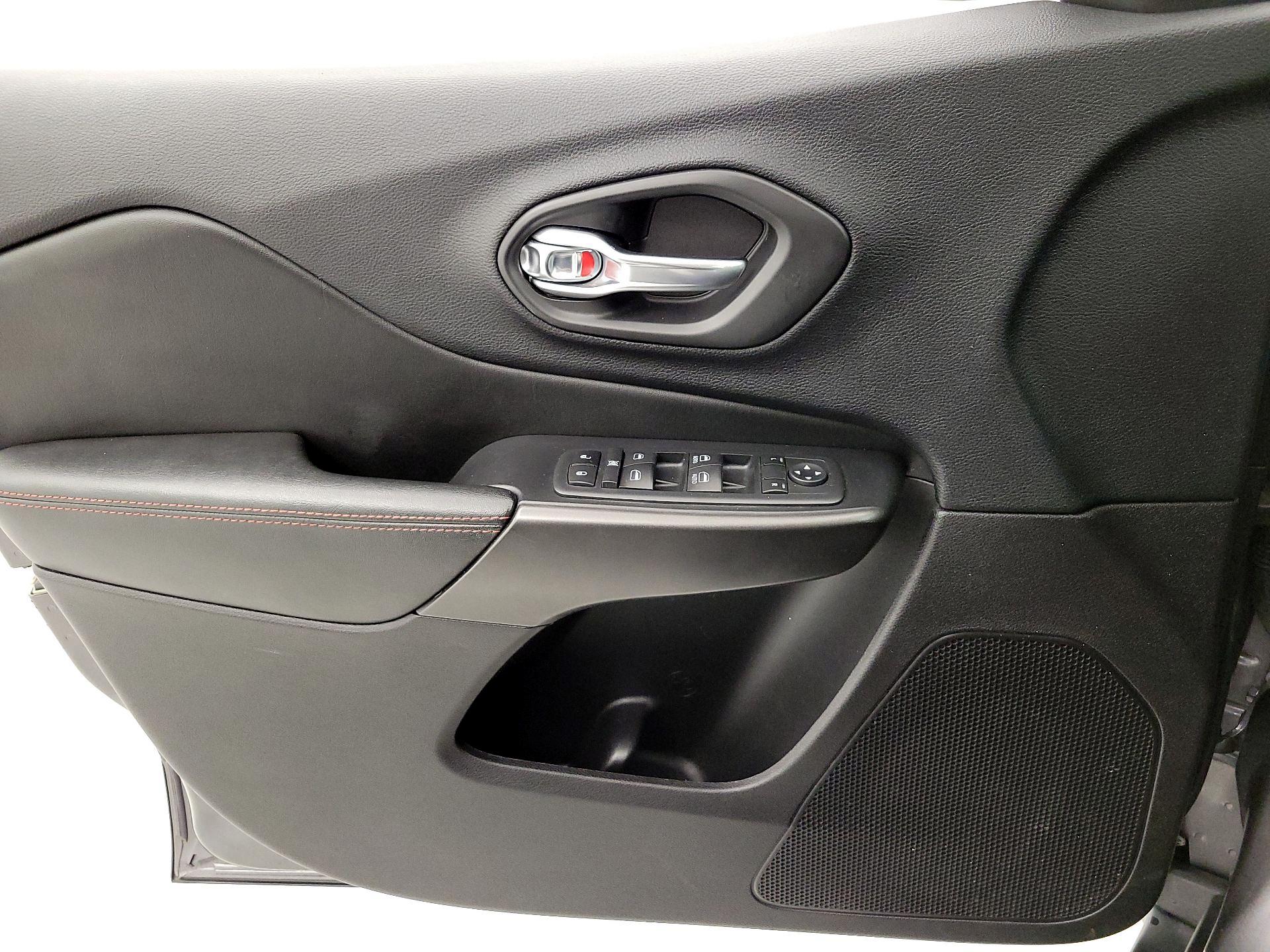 Thumbnail: 2020 Jeep Cherokee - 12