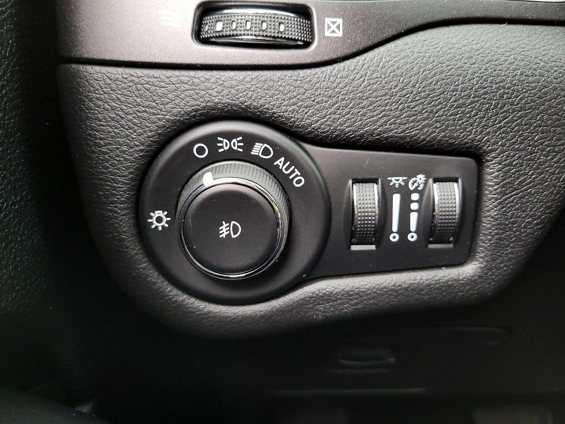 Thumbnail: 2020 Jeep Cherokee - 13