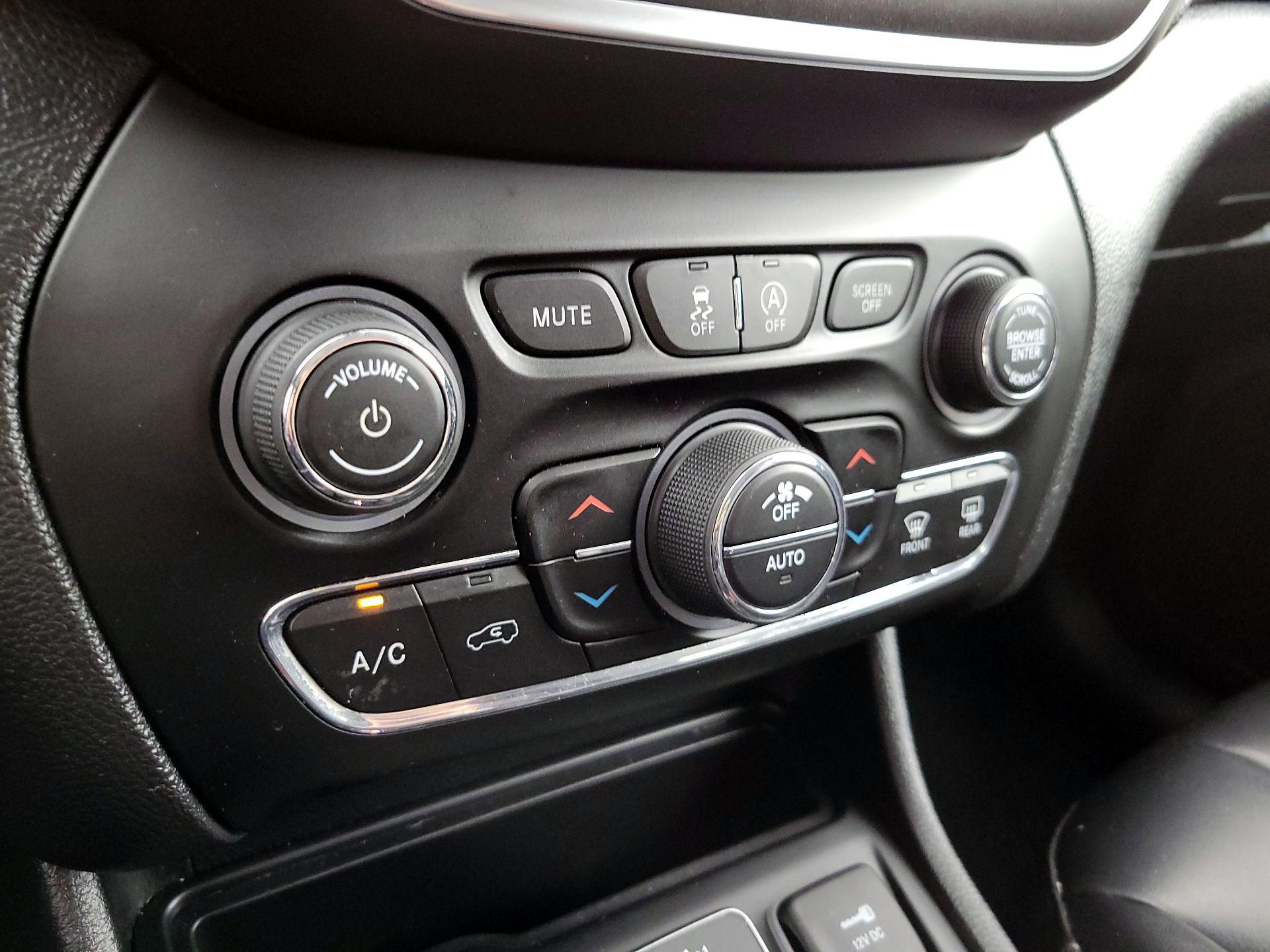 Thumbnail: 2020 Jeep Cherokee - 16