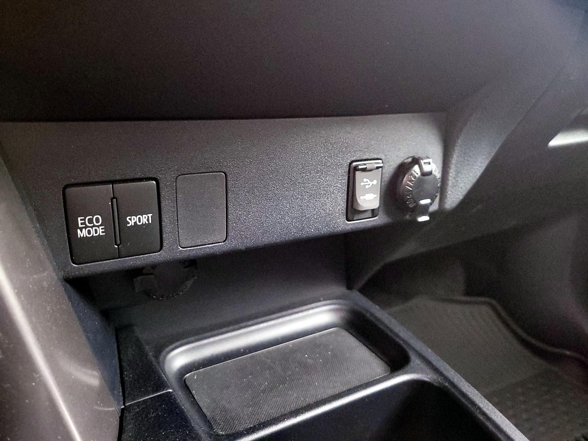 Thumbnail: 2018 Toyota RAV4 - 18