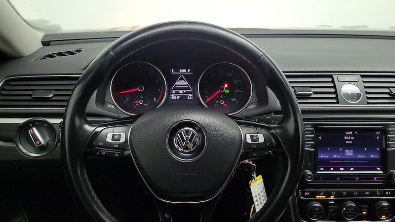 2016 Volkswagen Passat SE 10