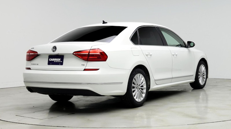 2016 Volkswagen Passat SE 8