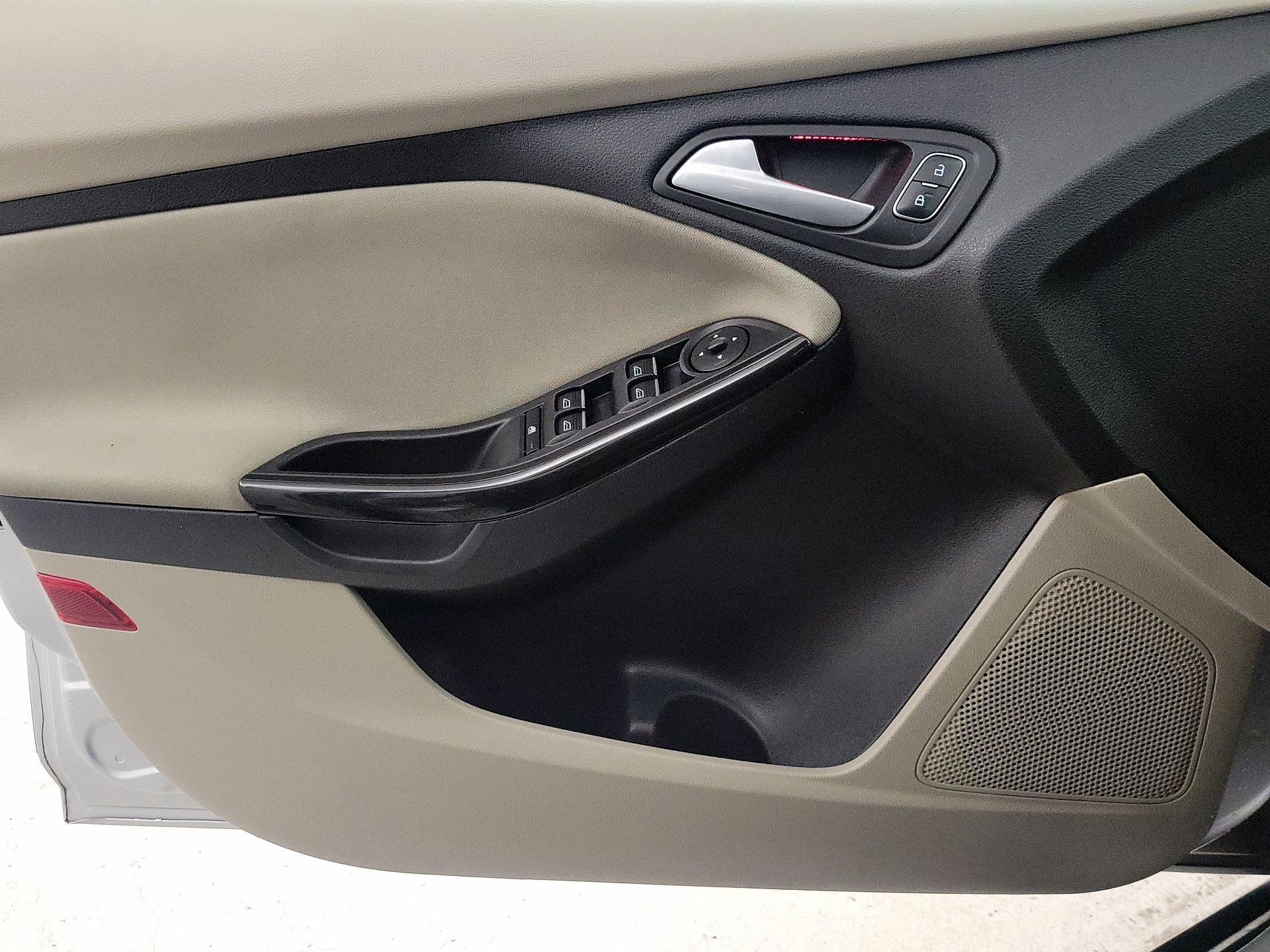 Thumbnail: 2016 Ford Focus - 12