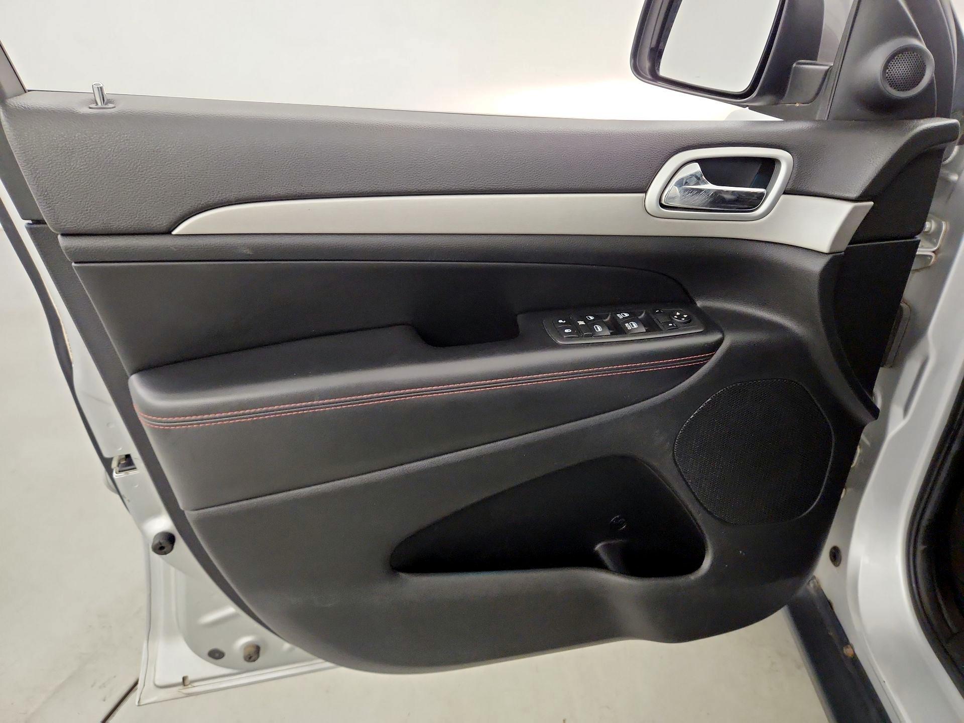Thumbnail: 2013 Jeep Grand Cherokee - 12