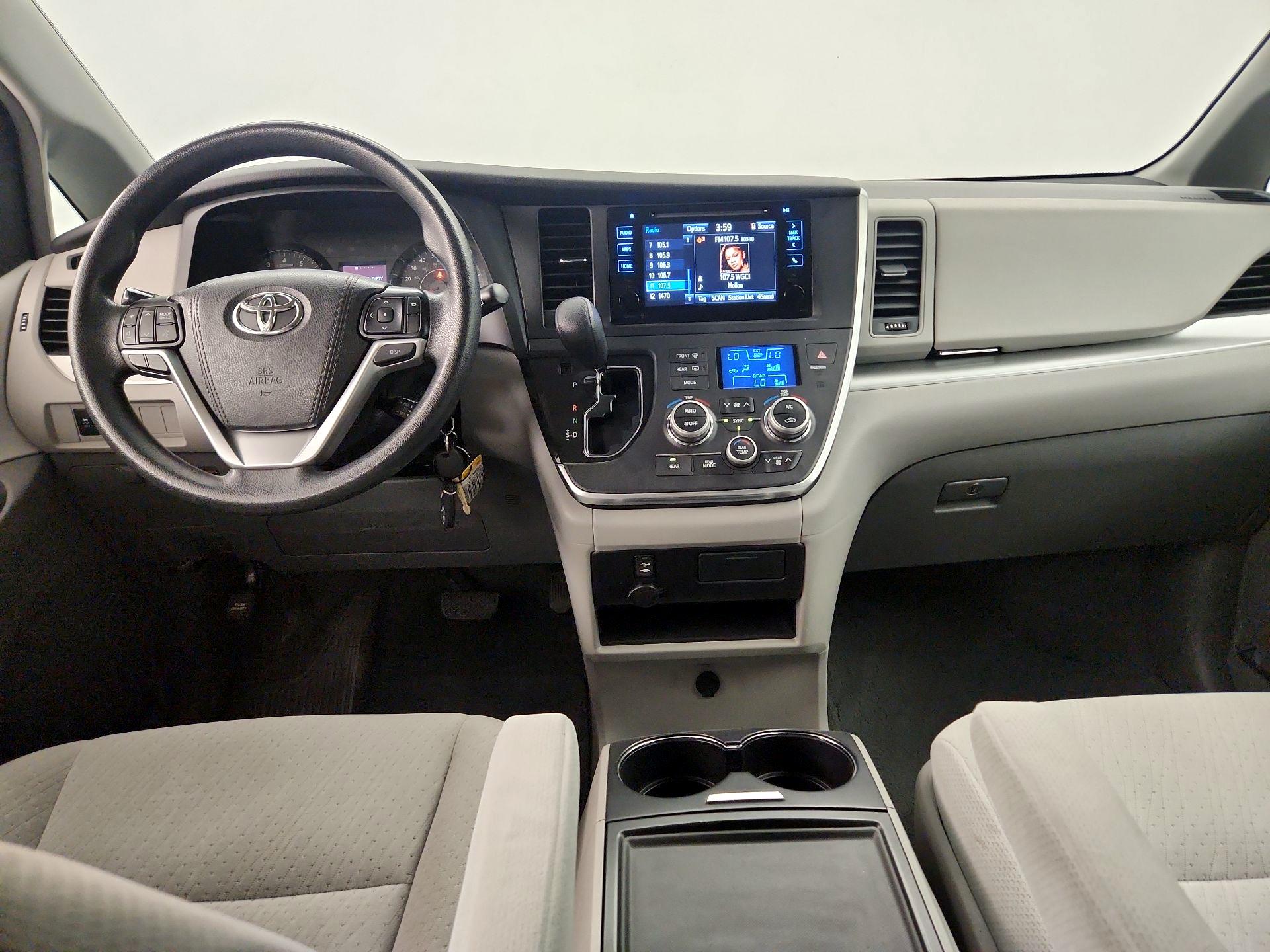 Thumbnail: 2015 Toyota Sienna - 9