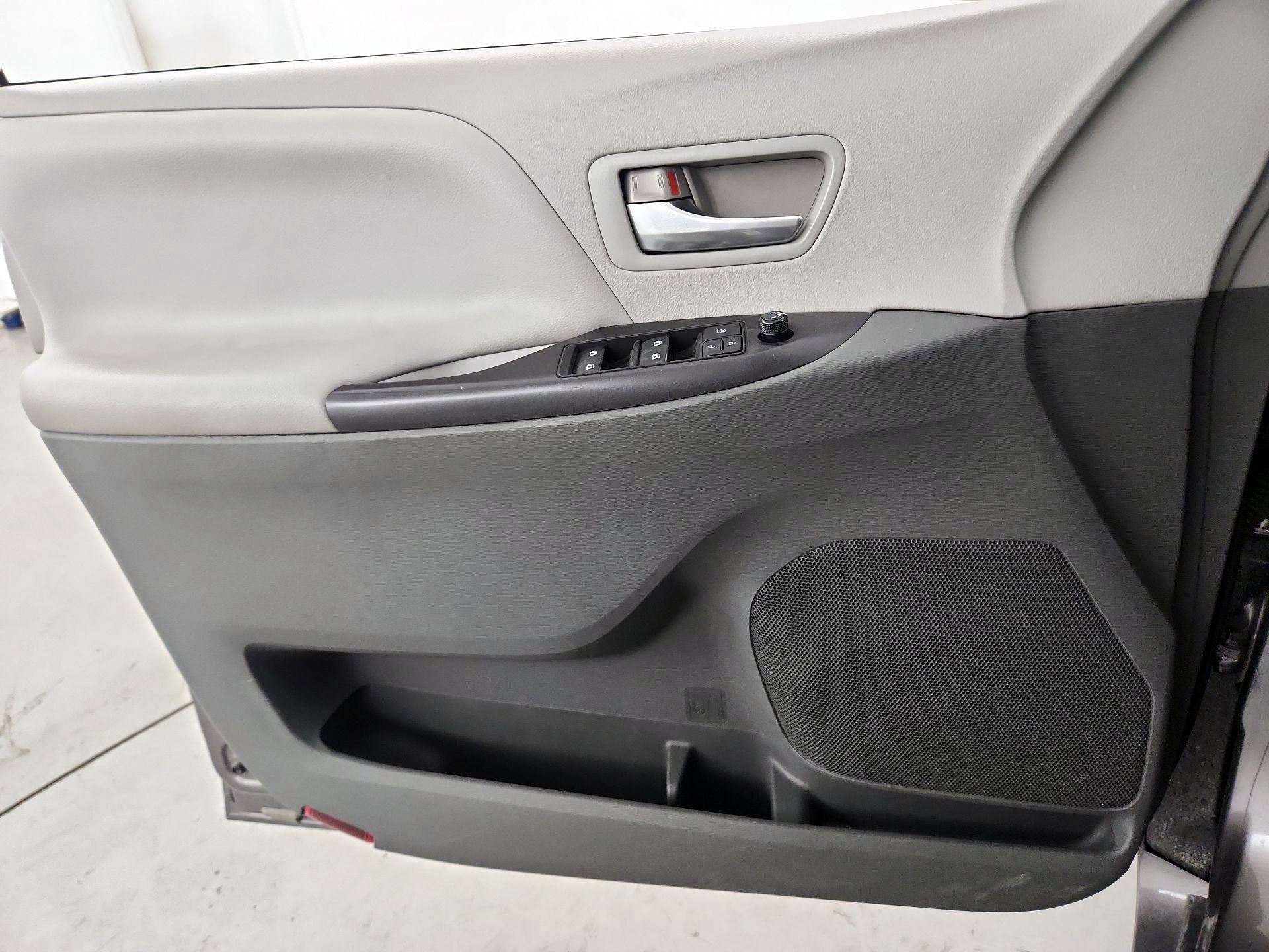 Thumbnail: 2015 Toyota Sienna - 12