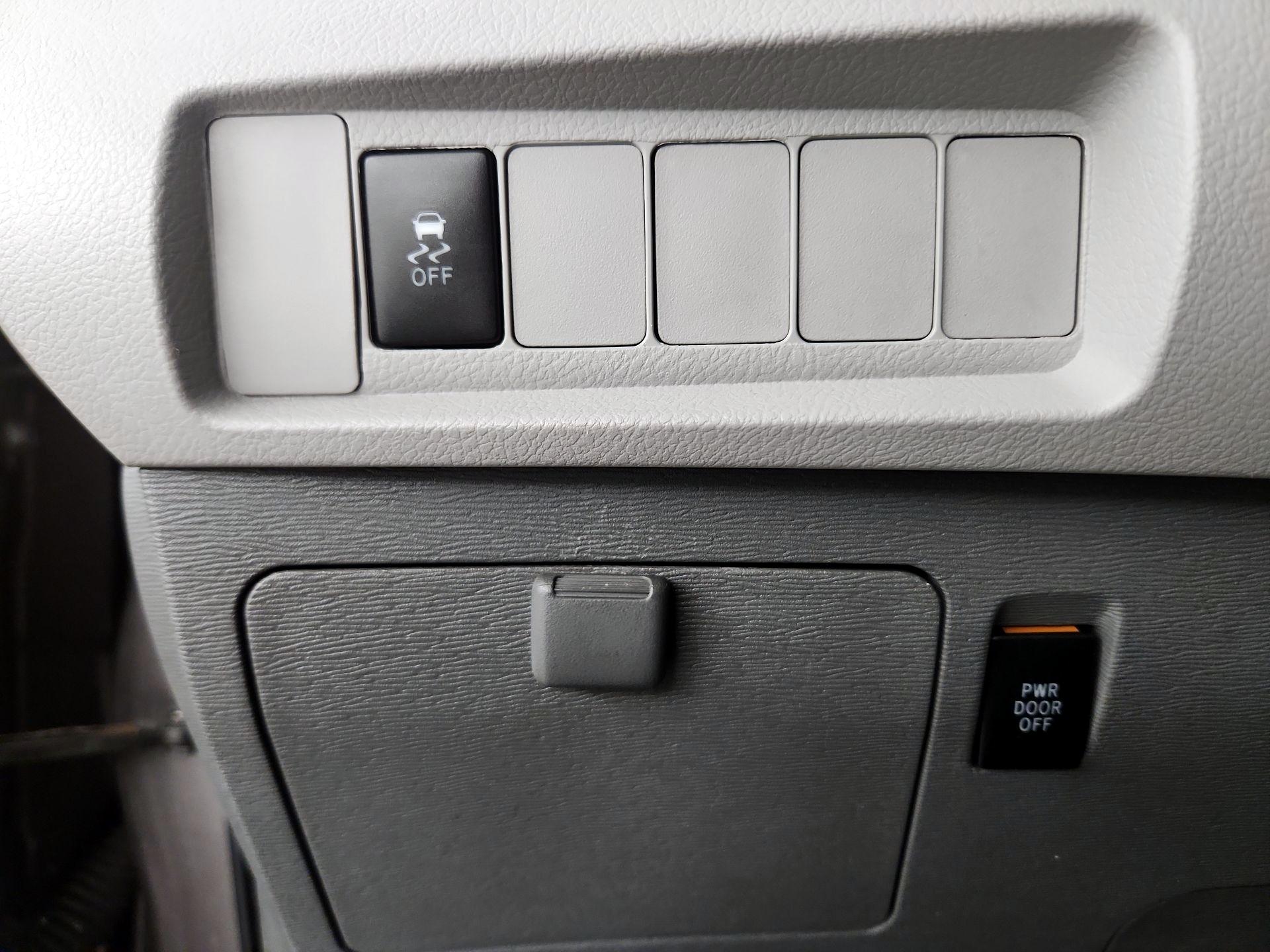 Thumbnail: 2015 Toyota Sienna - 13