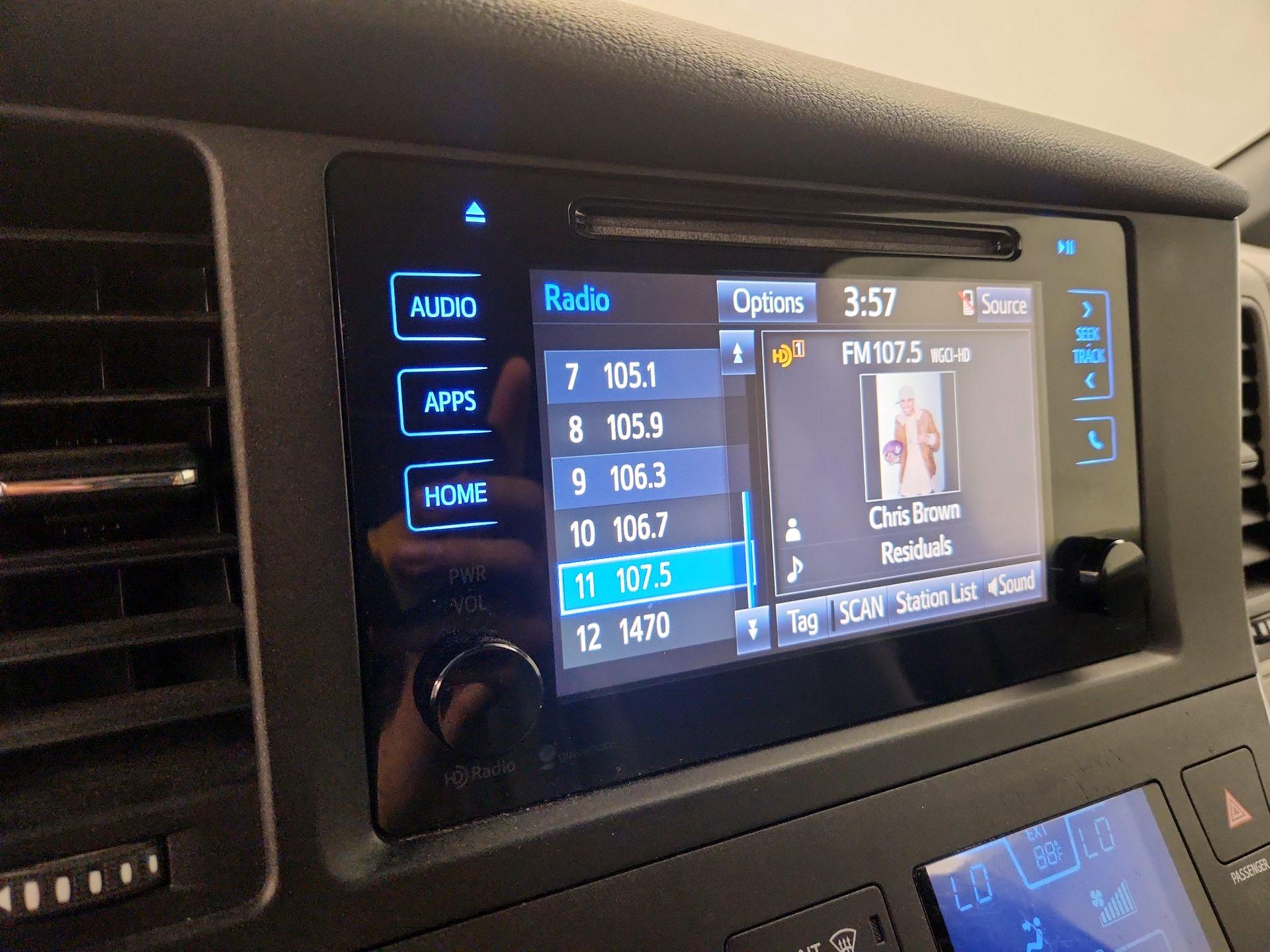 Thumbnail: 2015 Toyota Sienna - 15