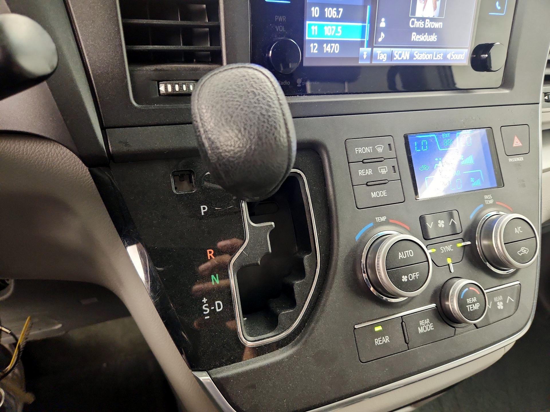 Thumbnail: 2015 Toyota Sienna - 17