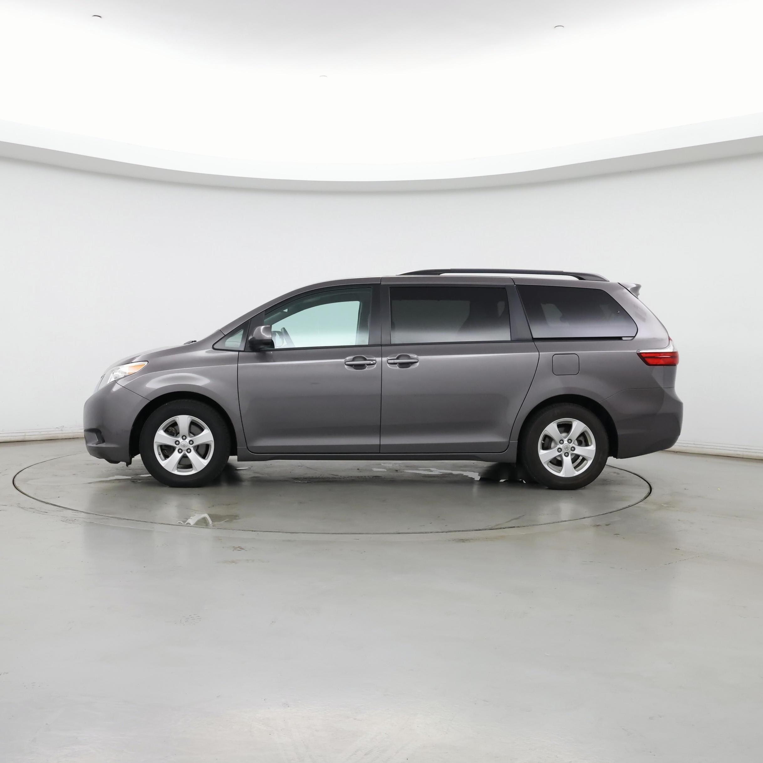Thumbnail: 2015 Toyota Sienna - 3