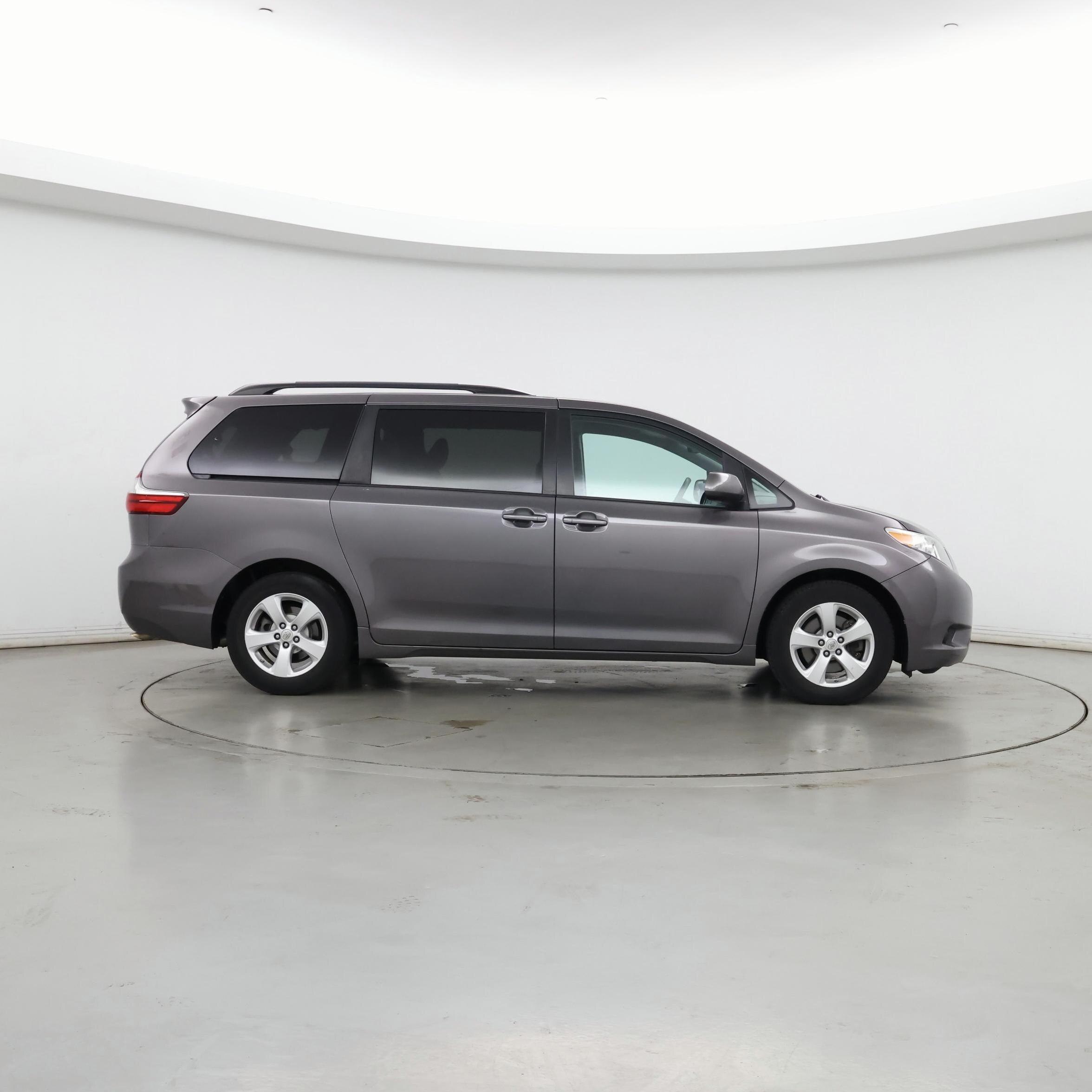 Thumbnail: 2015 Toyota Sienna - 7