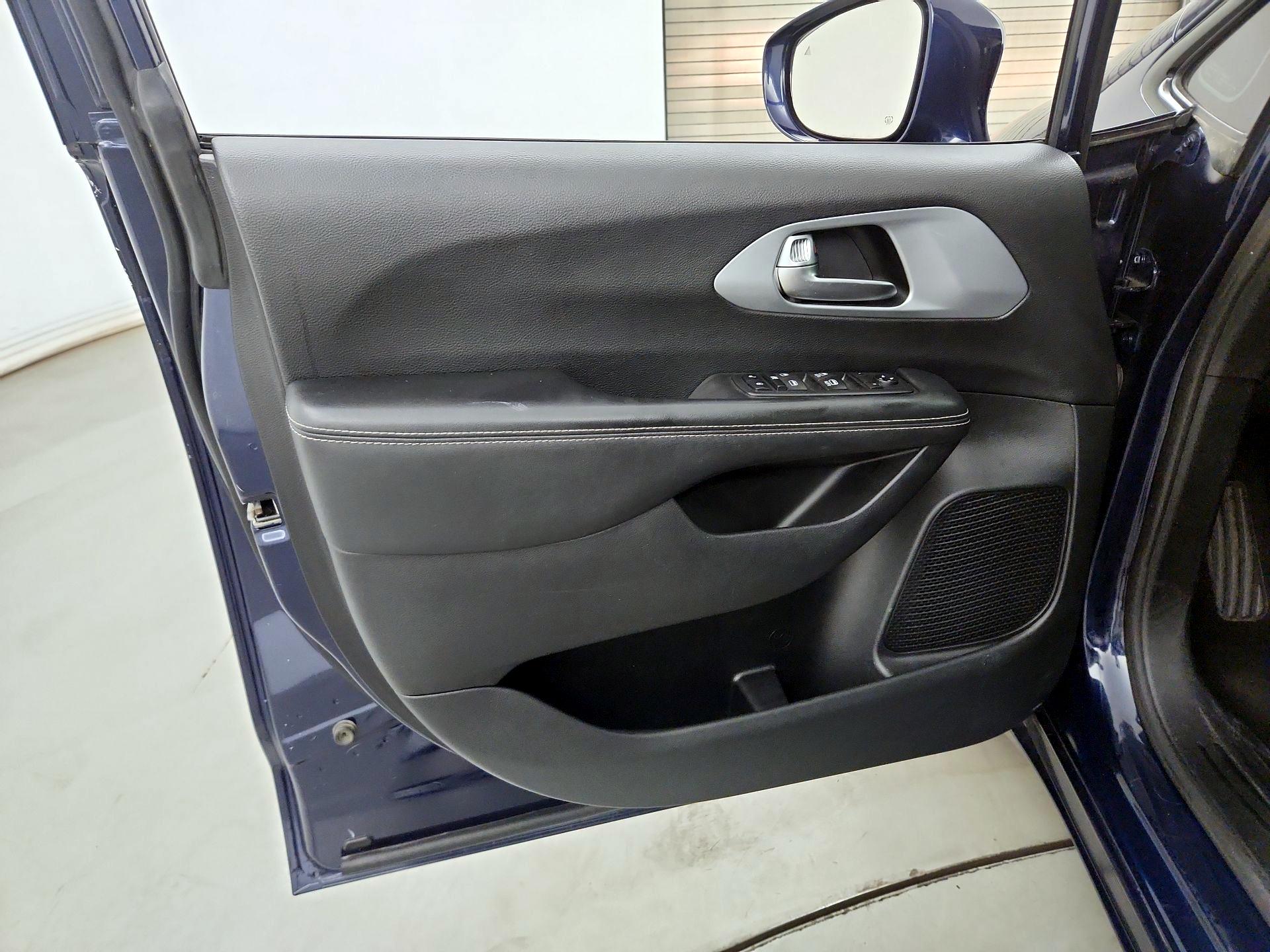 Thumbnail: 2020 Chrysler Pacifica - 10