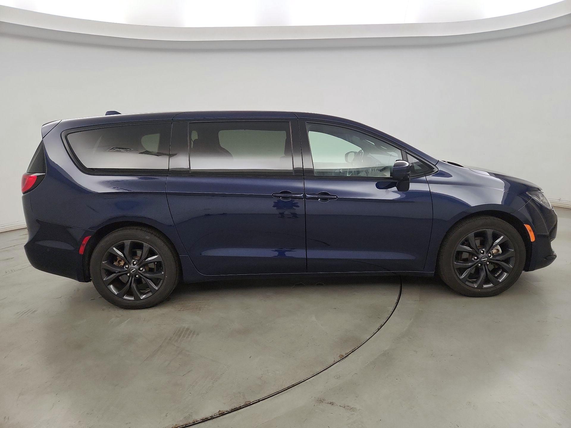 Thumbnail: 2020 Chrysler Pacifica - 4