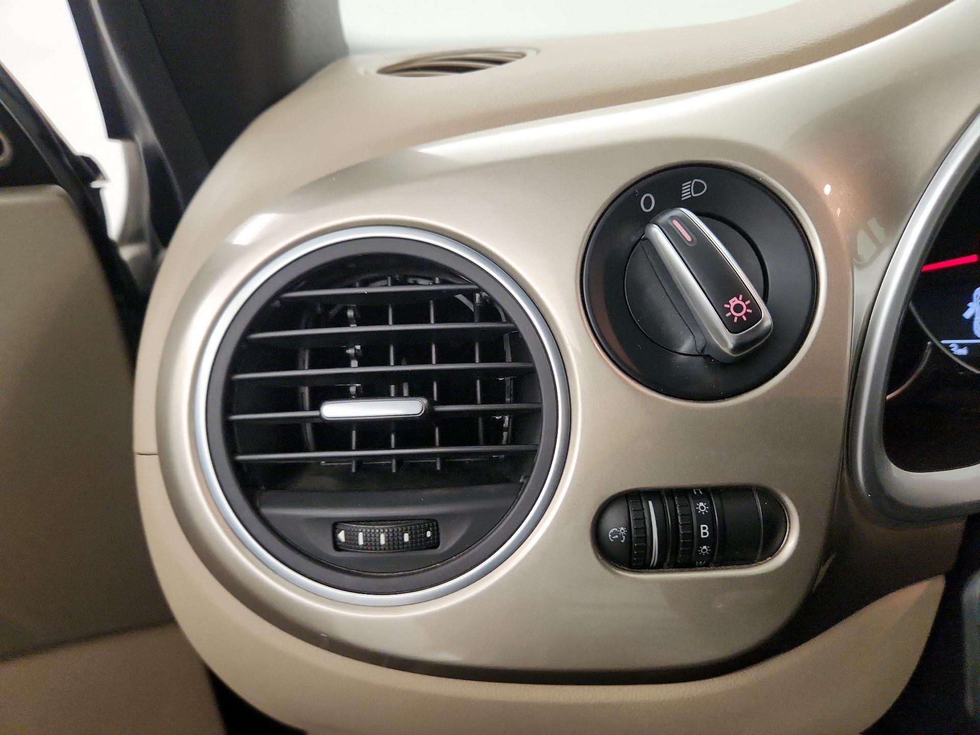 Thumbnail: 2013 Volkswagen Beetle - 13