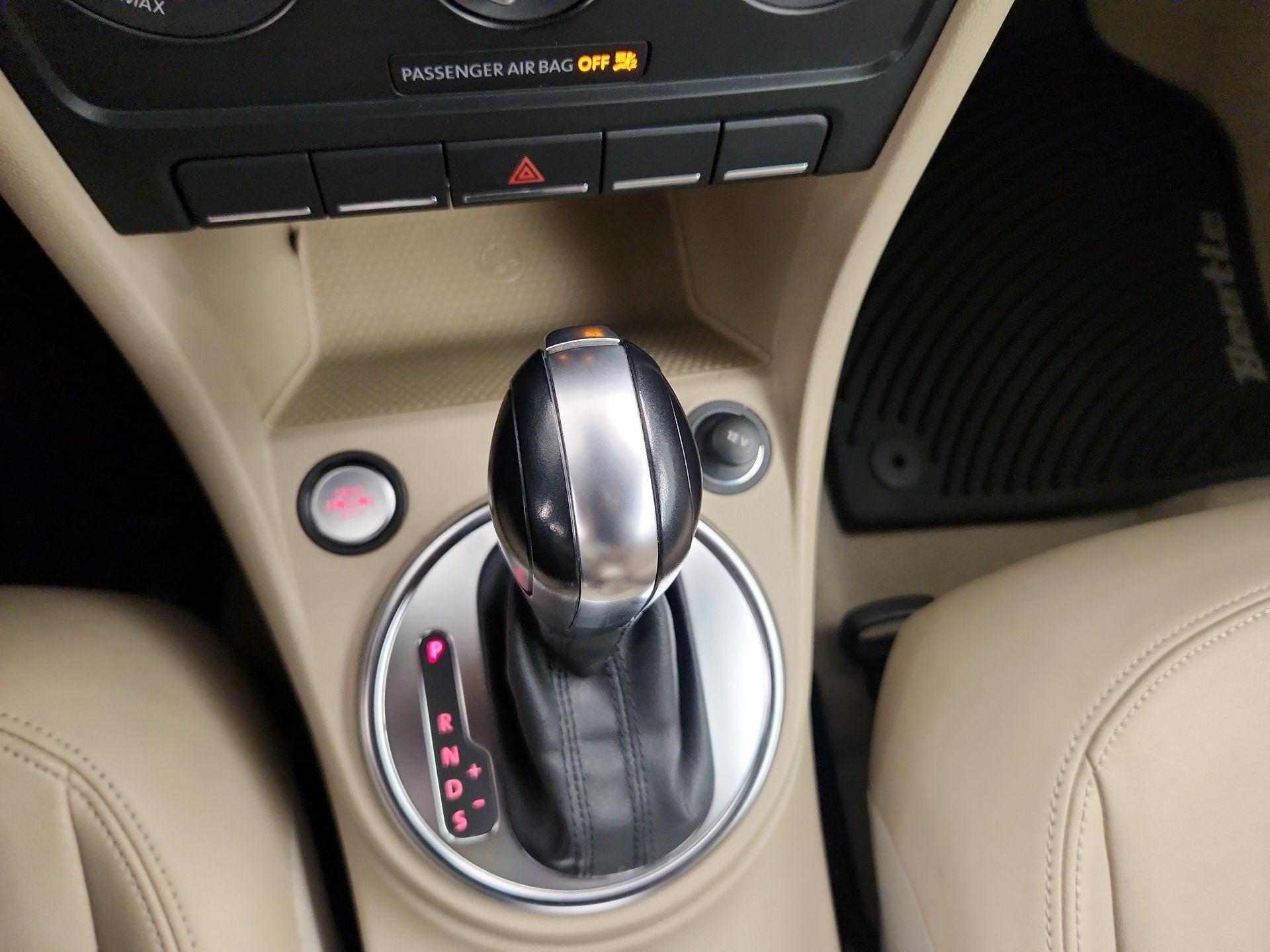 Thumbnail: 2013 Volkswagen Beetle - 17