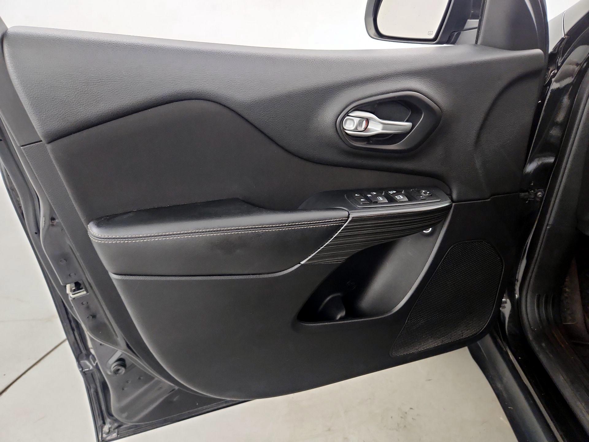 Thumbnail: 2016 Jeep Cherokee - 12
