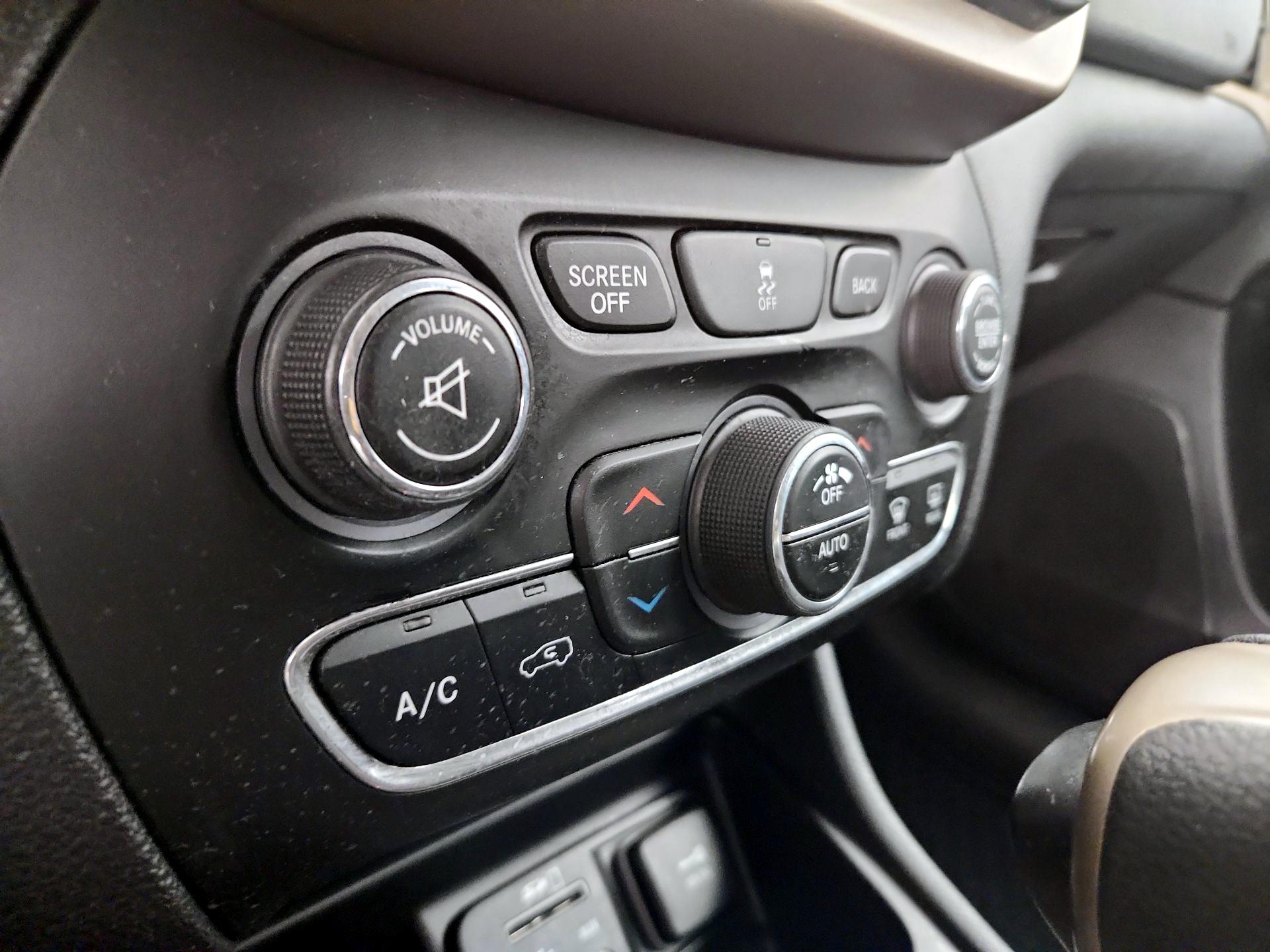 Thumbnail: 2016 Jeep Cherokee - 16