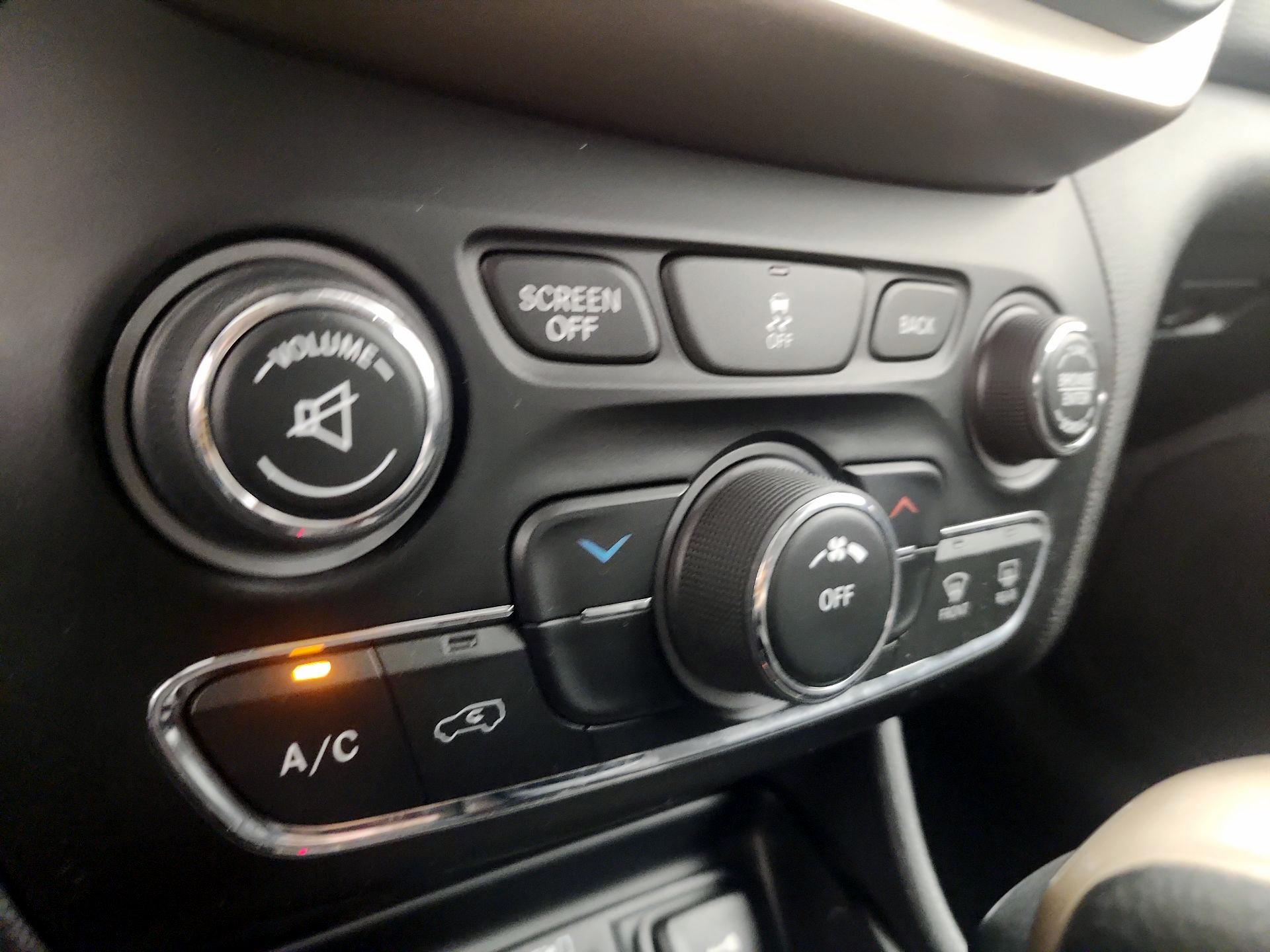 Thumbnail: 2014 Jeep Cherokee - 17