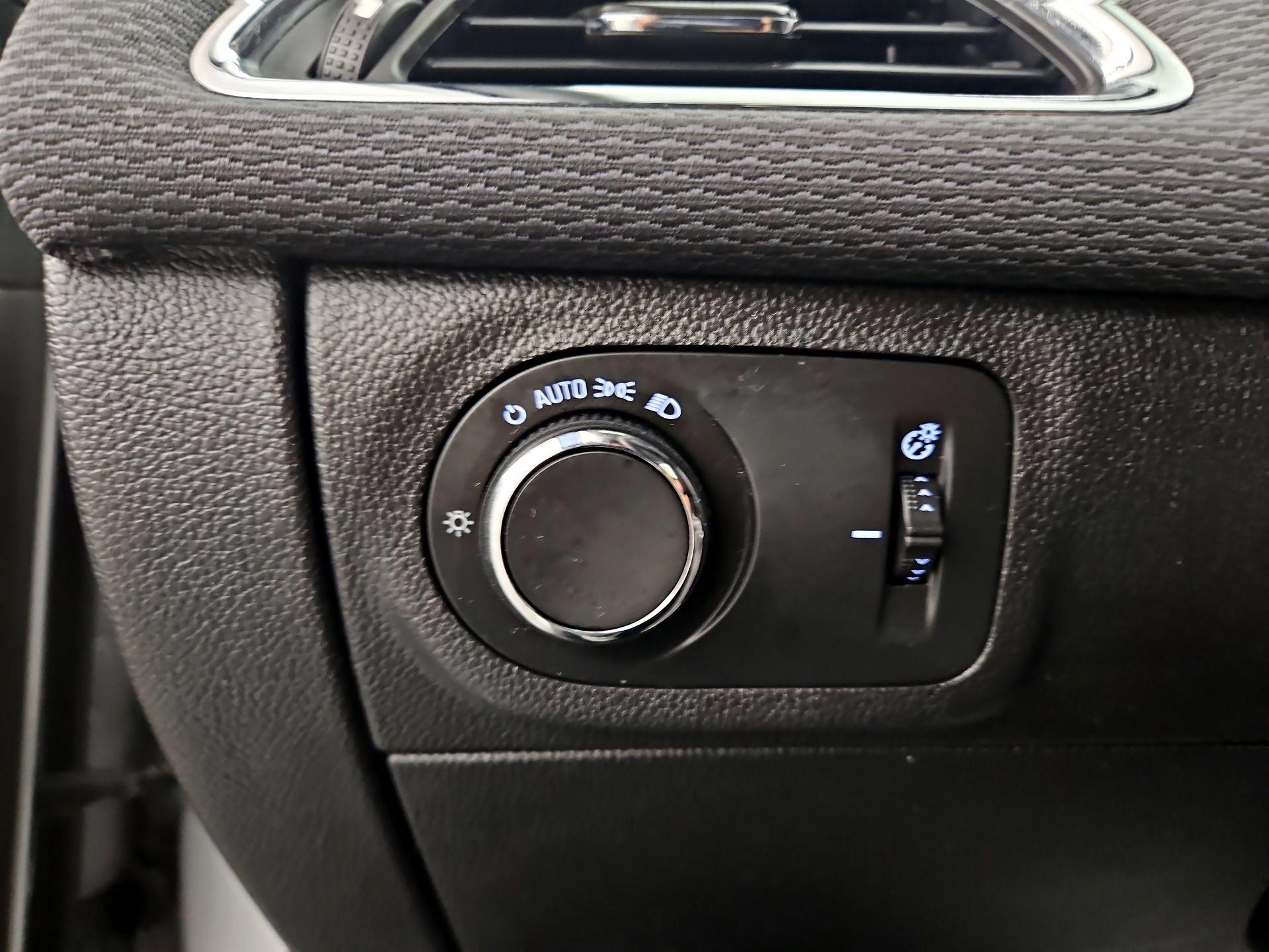 Thumbnail: 2019 Chevrolet Cruze - 13