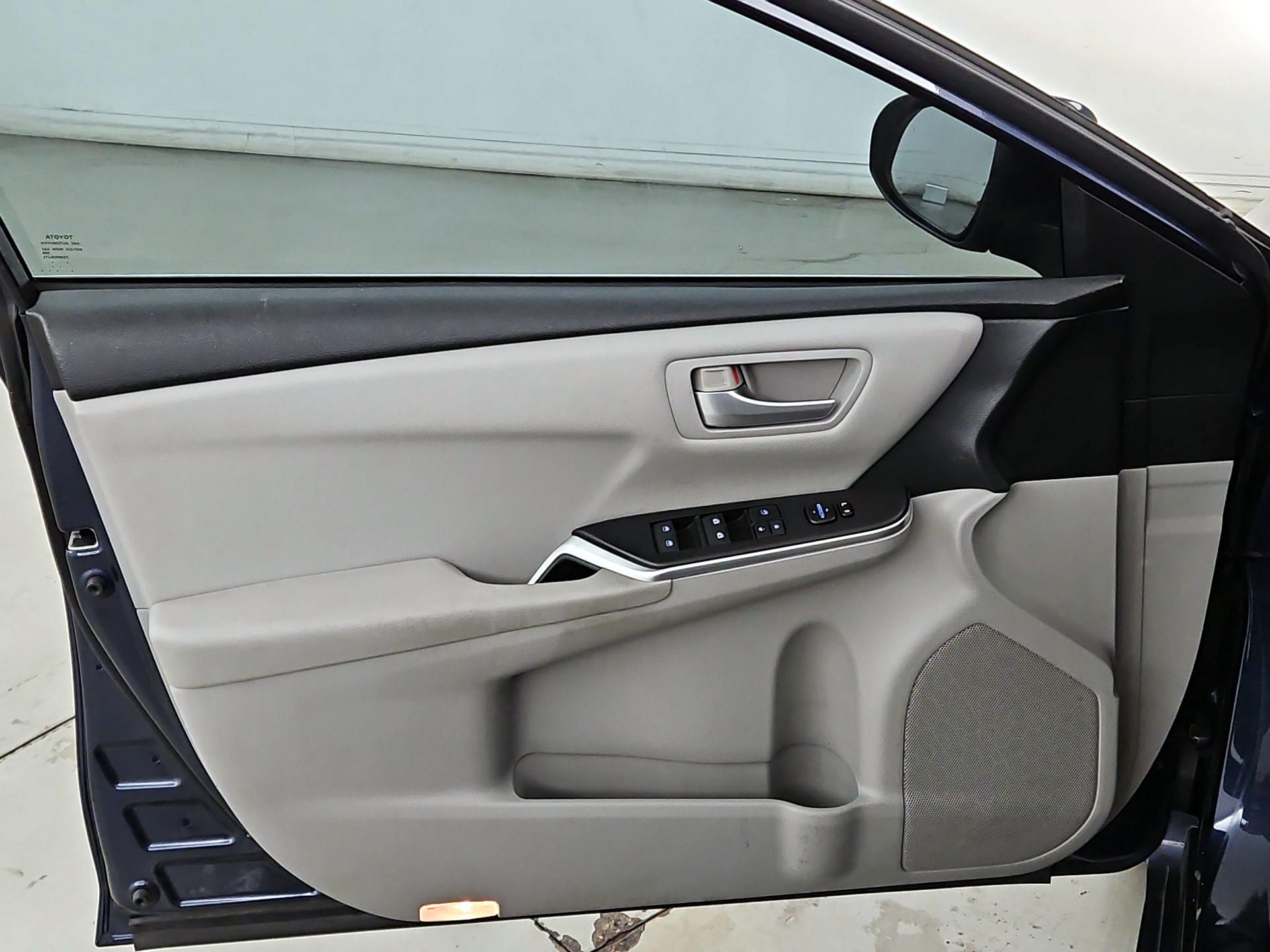 Thumbnail: 2015 Toyota Camry - 12