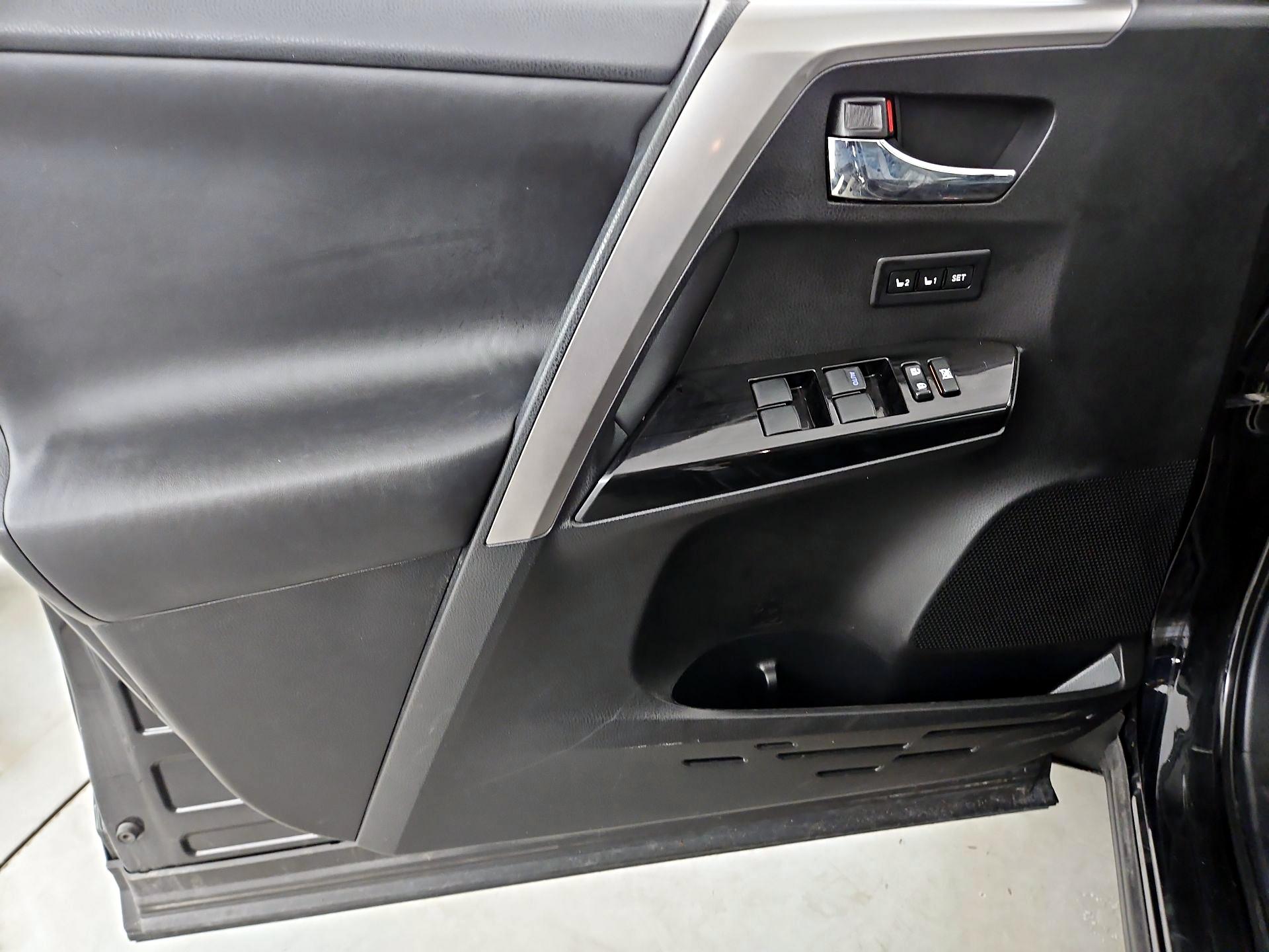 Thumbnail: 2016 Toyota RAV4 - 12