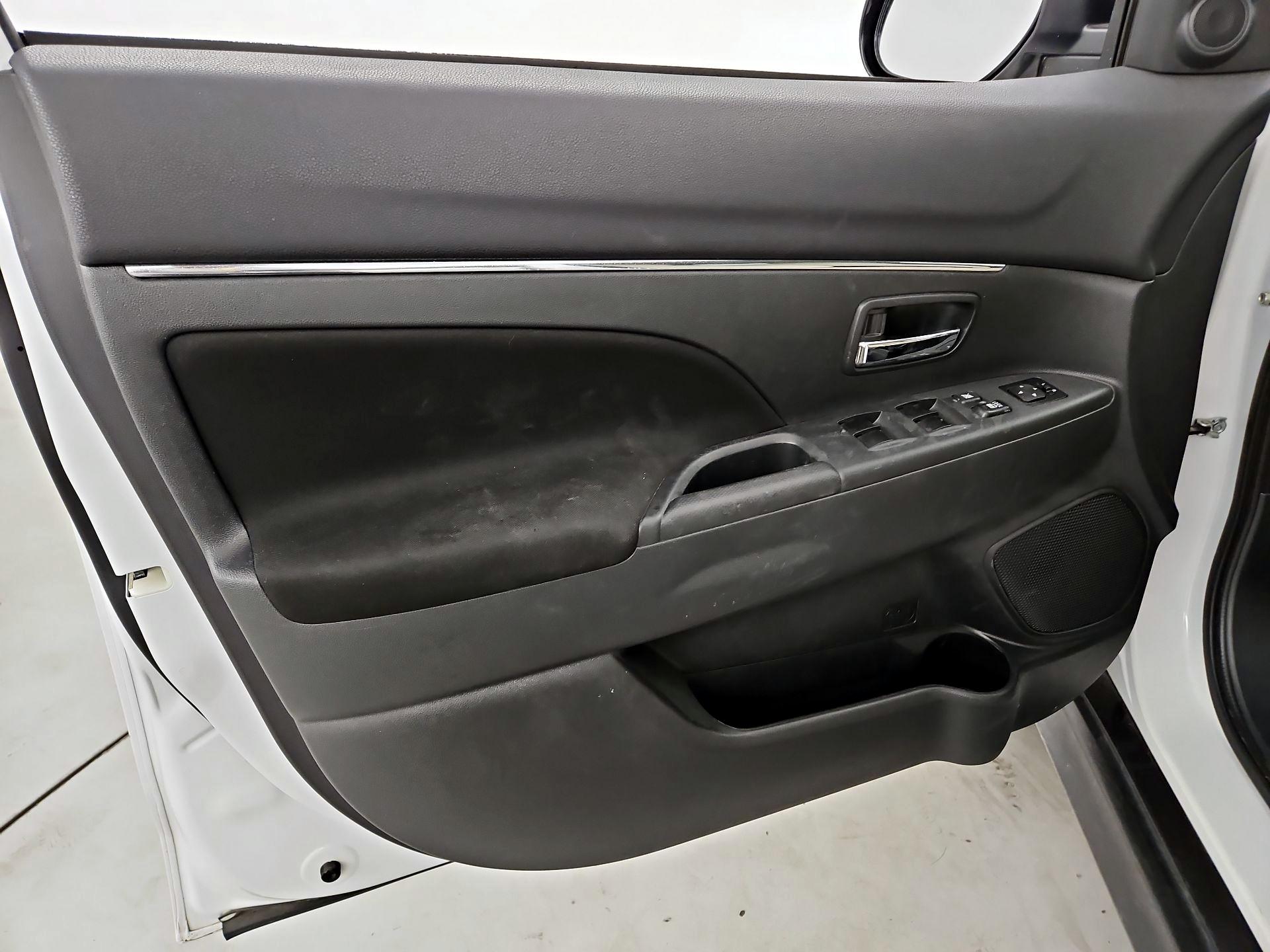 Thumbnail: 2020 Mitsubishi Outlander Sport - 12