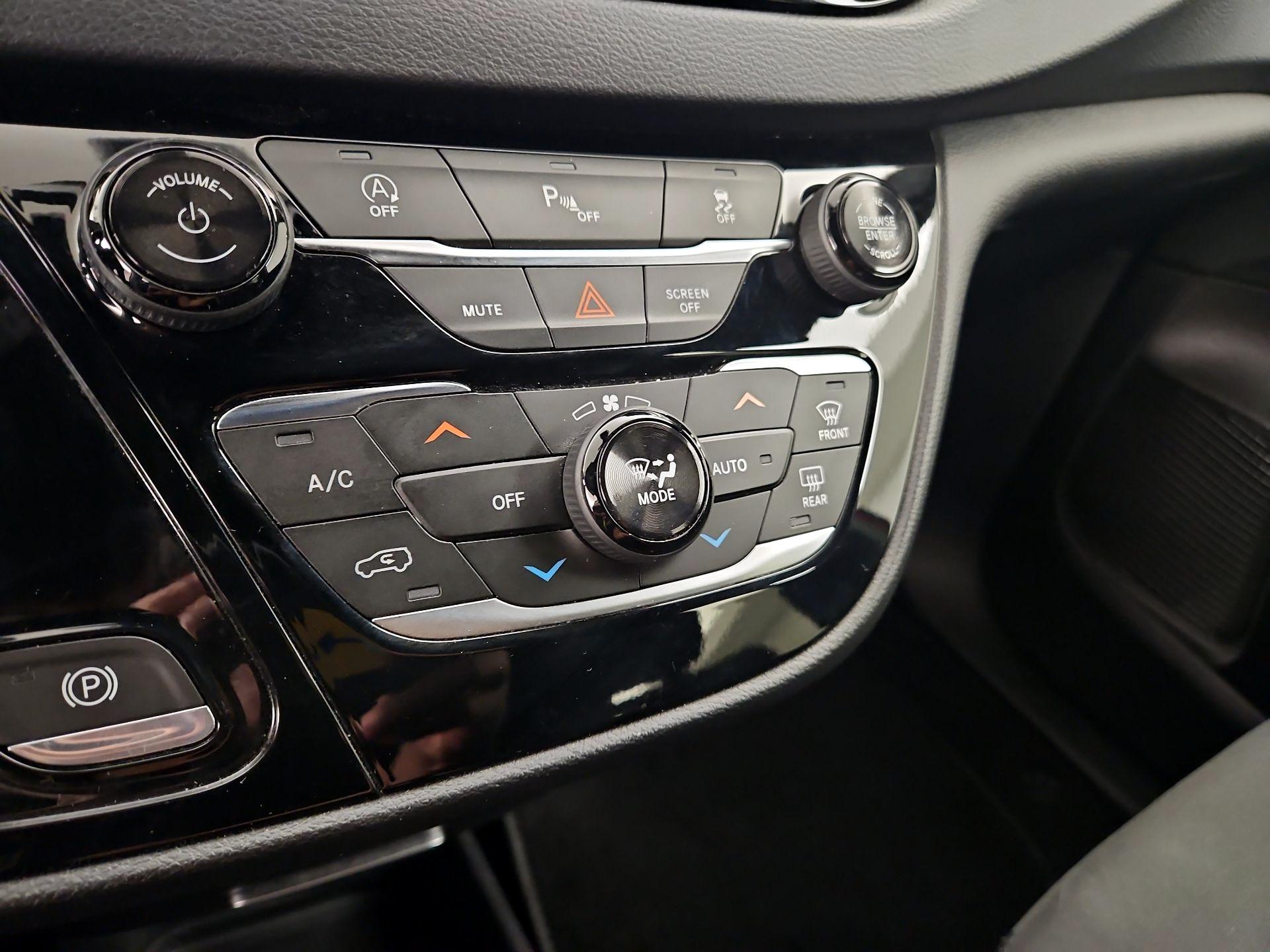 Thumbnail: 2018 Chrysler Pacifica - 17