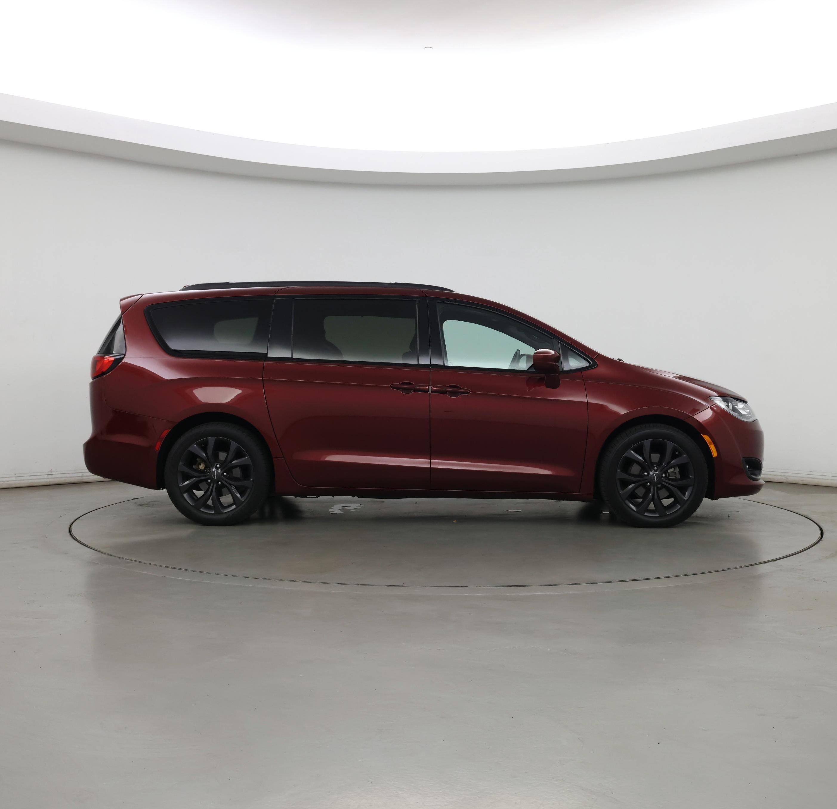 Thumbnail: 2018 Chrysler Pacifica - 7
