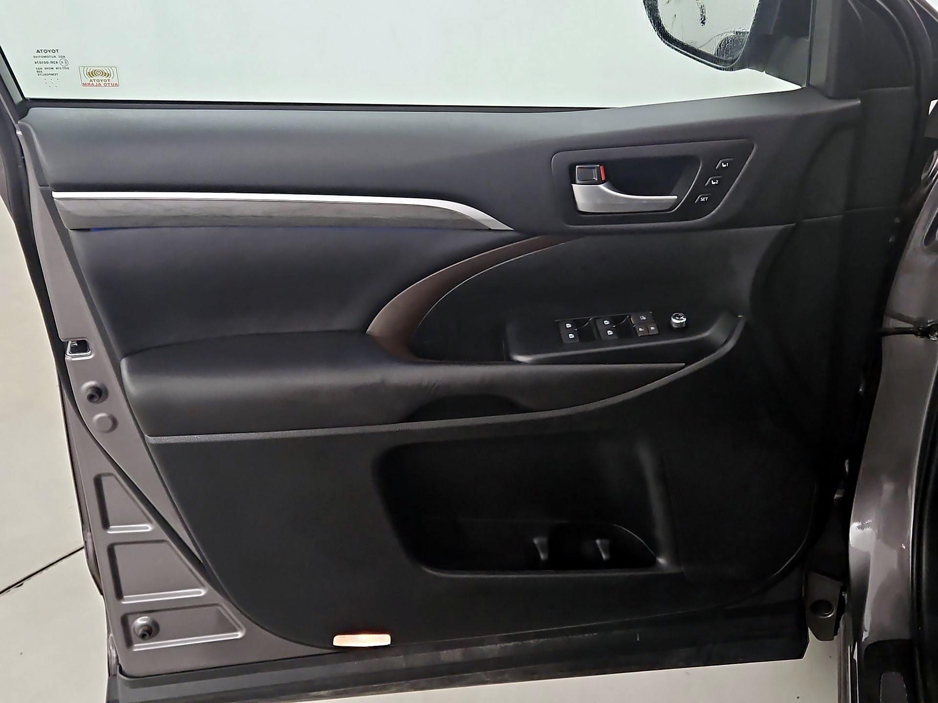 Thumbnail: 2017 Toyota Highlander - 12