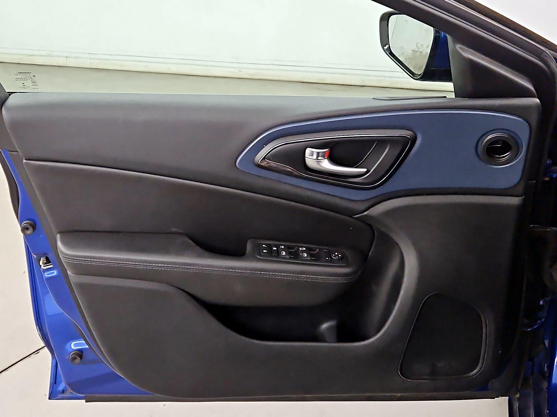 Thumbnail: 2015 Chrysler 200 - 12