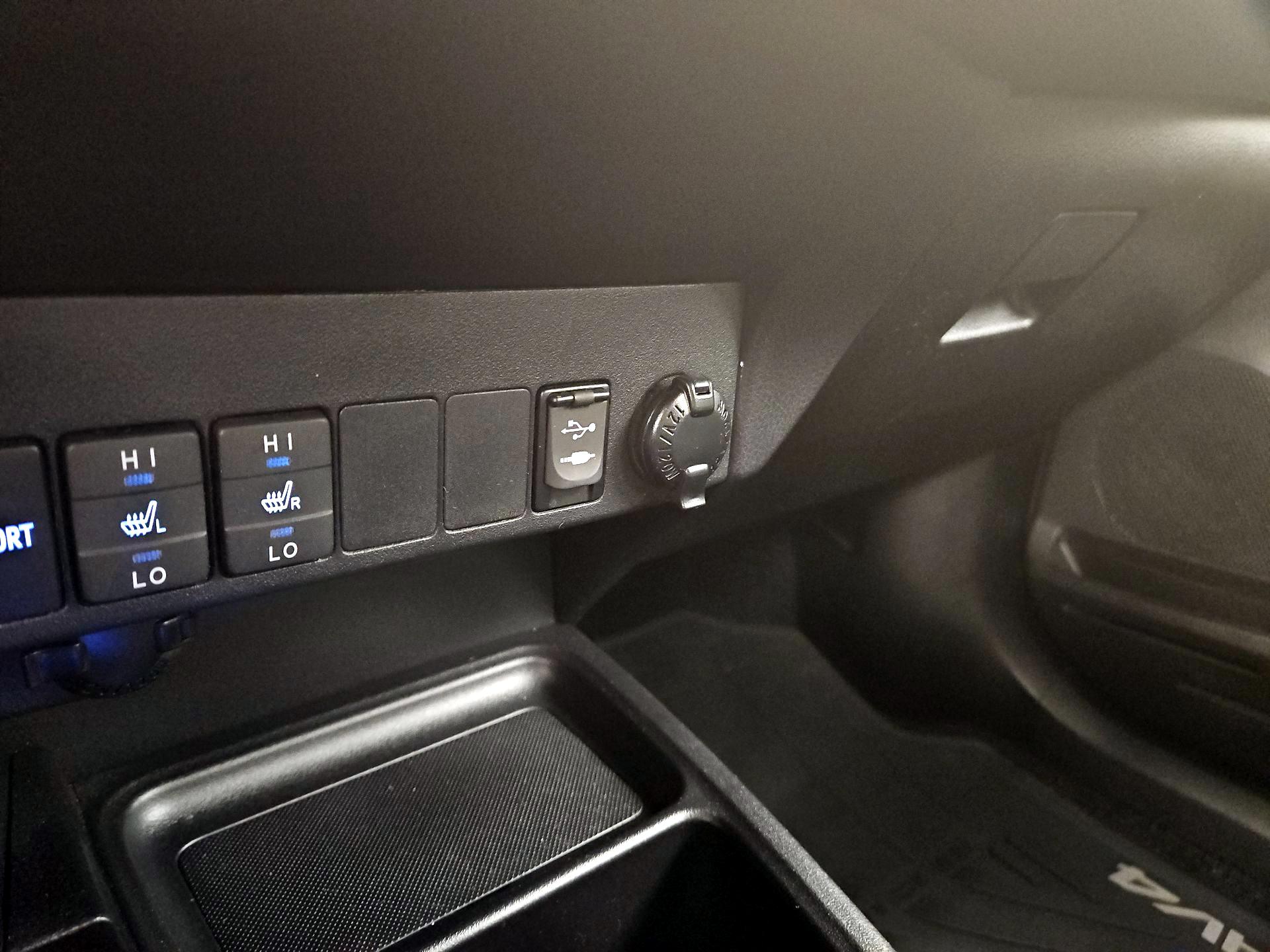 Thumbnail: 2015 Toyota RAV4 - 19