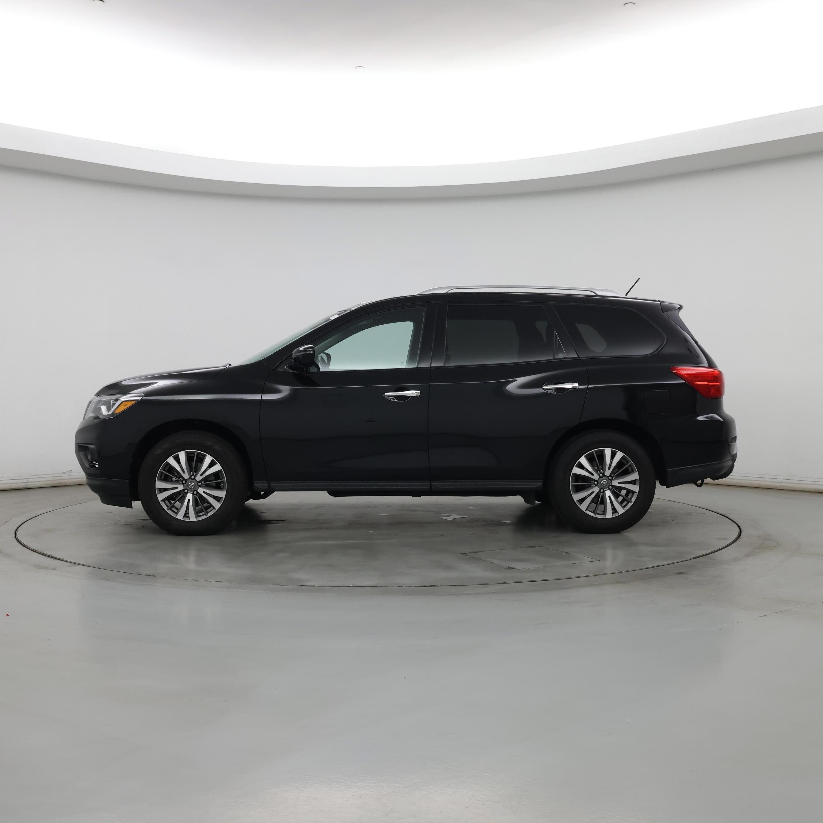Thumbnail: 2017 Nissan Pathfinder - 3