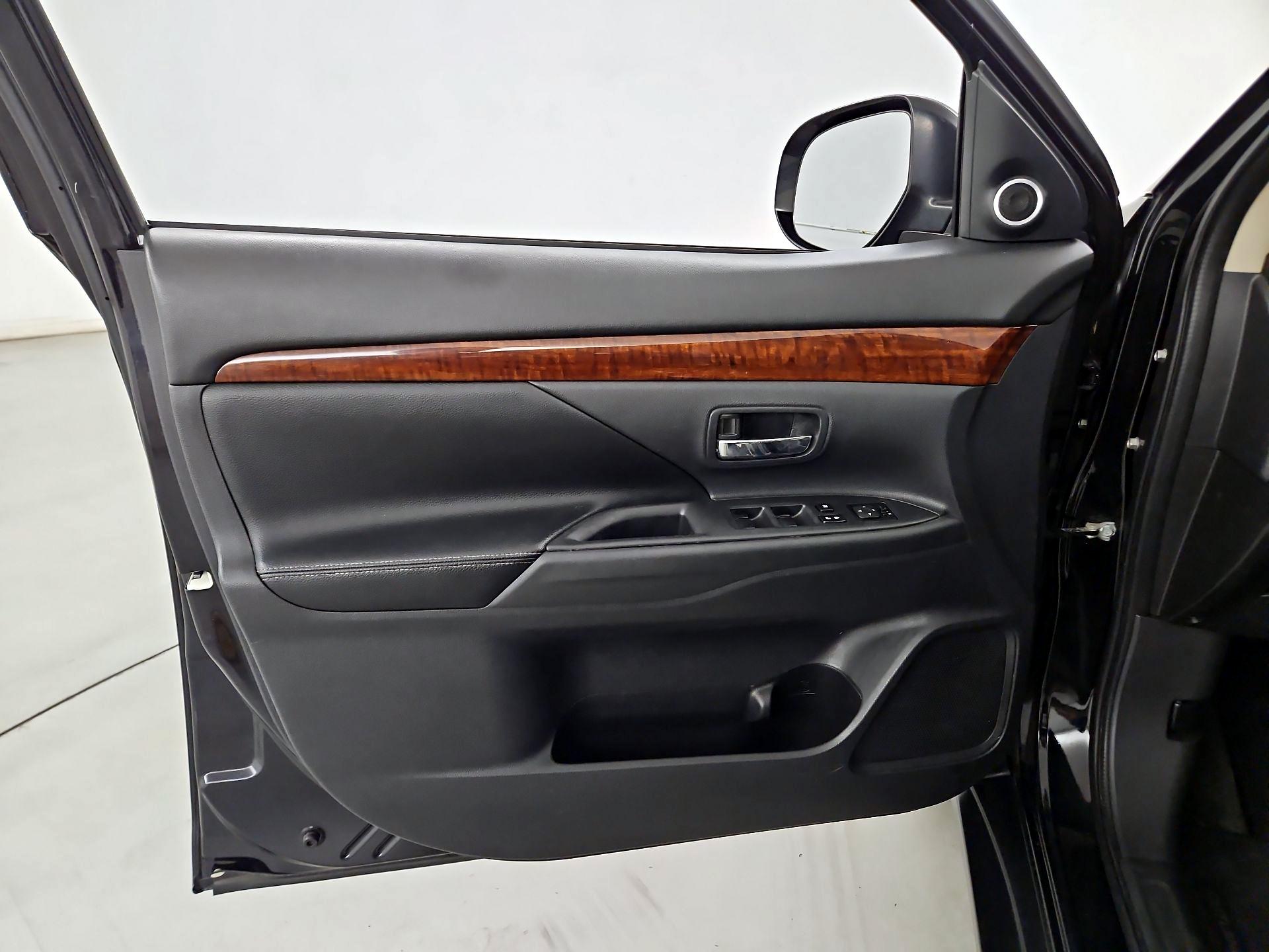 Thumbnail: 2014 Mitsubishi Outlander - 12