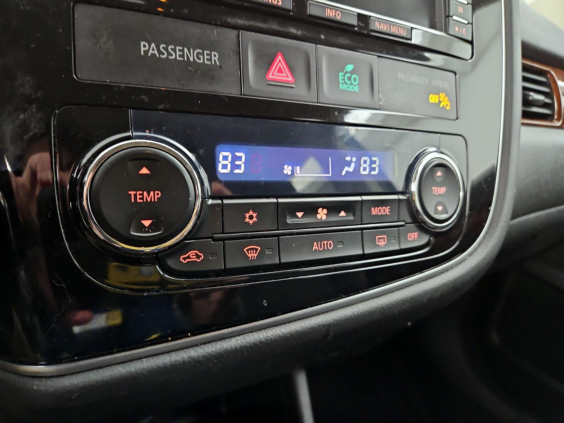 Thumbnail: 2014 Mitsubishi Outlander - 17