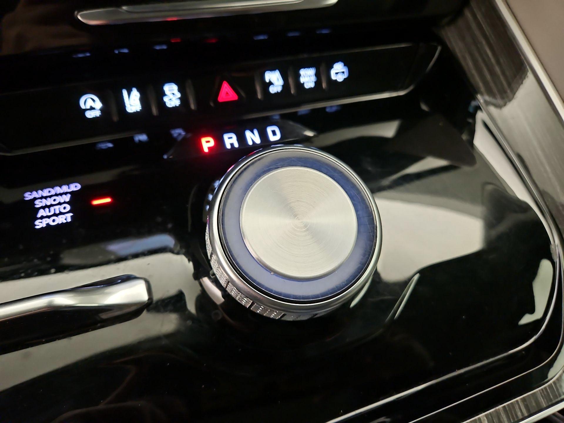 Thumbnail: 2022 Jeep Wagoneer - 18