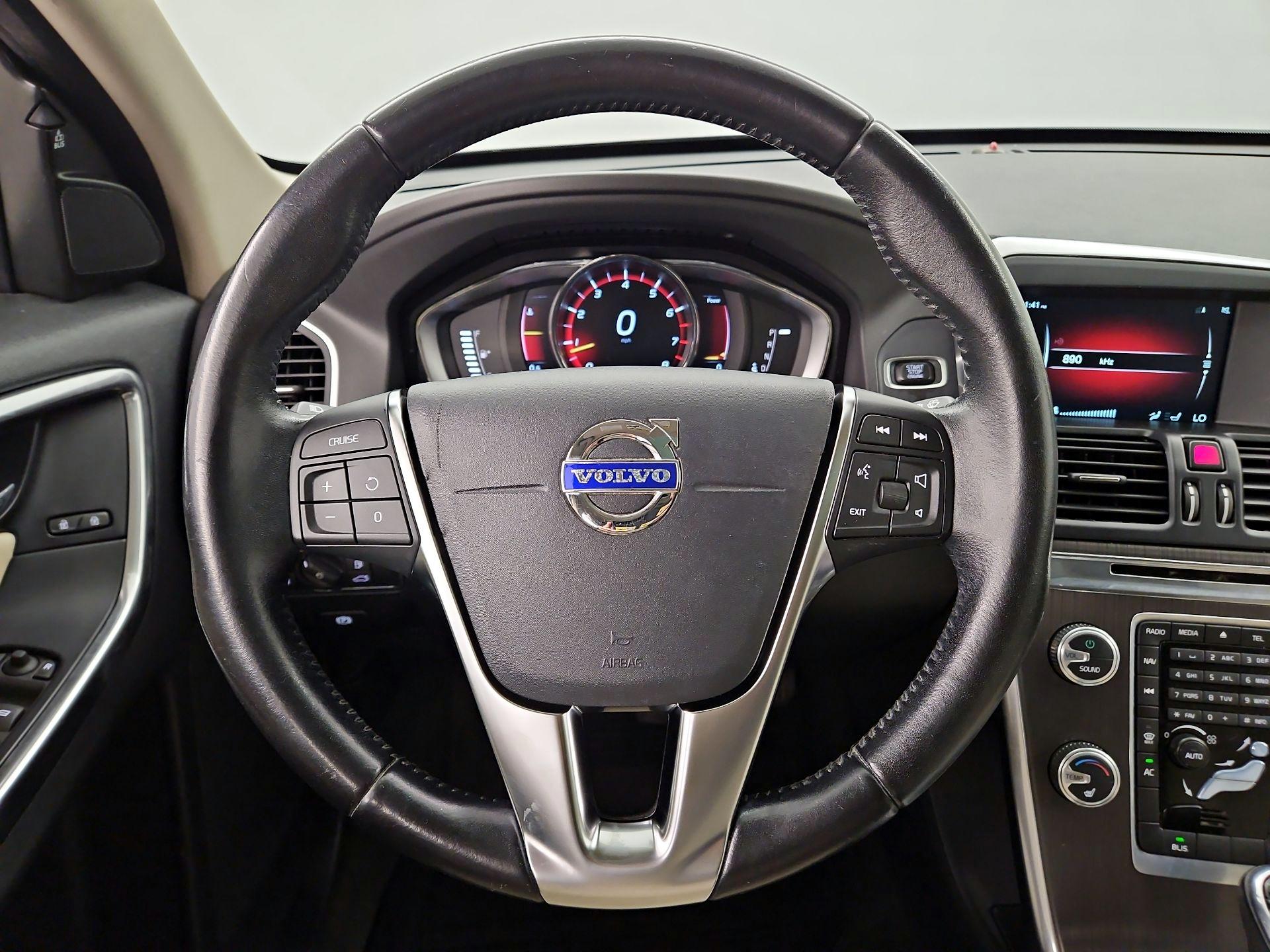 Thumbnail: 2016 Volvo XC60 - 10