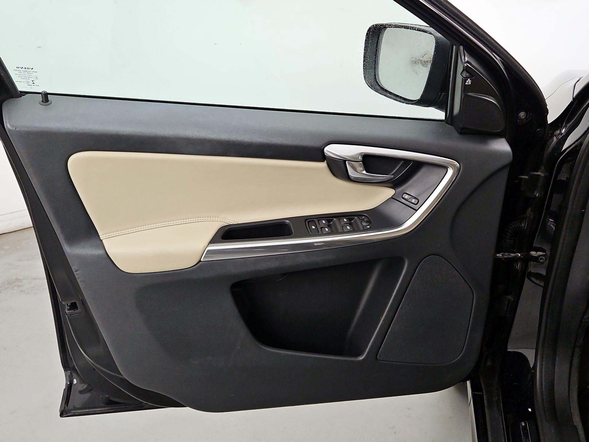 Thumbnail: 2016 Volvo XC60 - 12