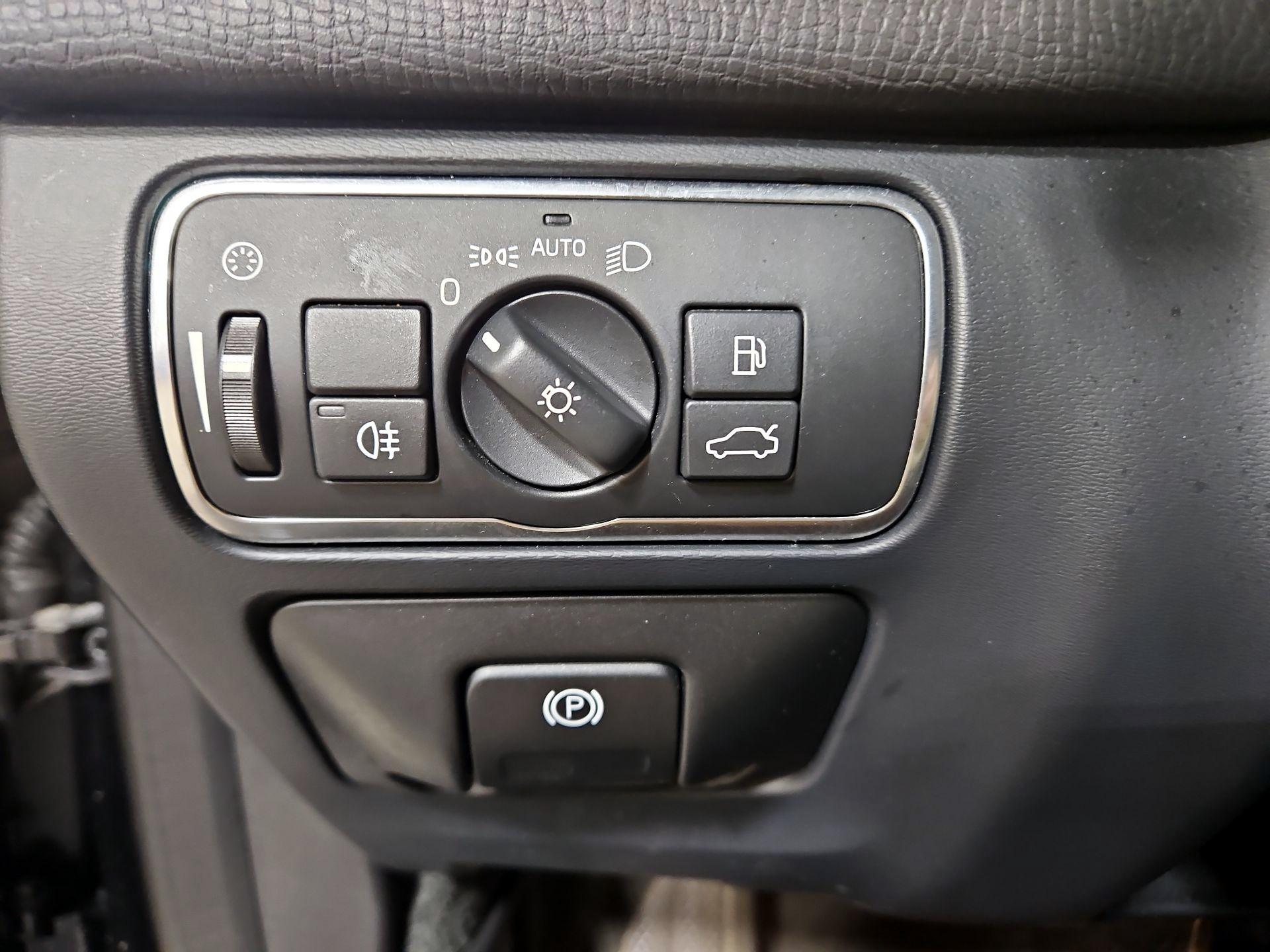 Thumbnail: 2016 Volvo XC60 - 13