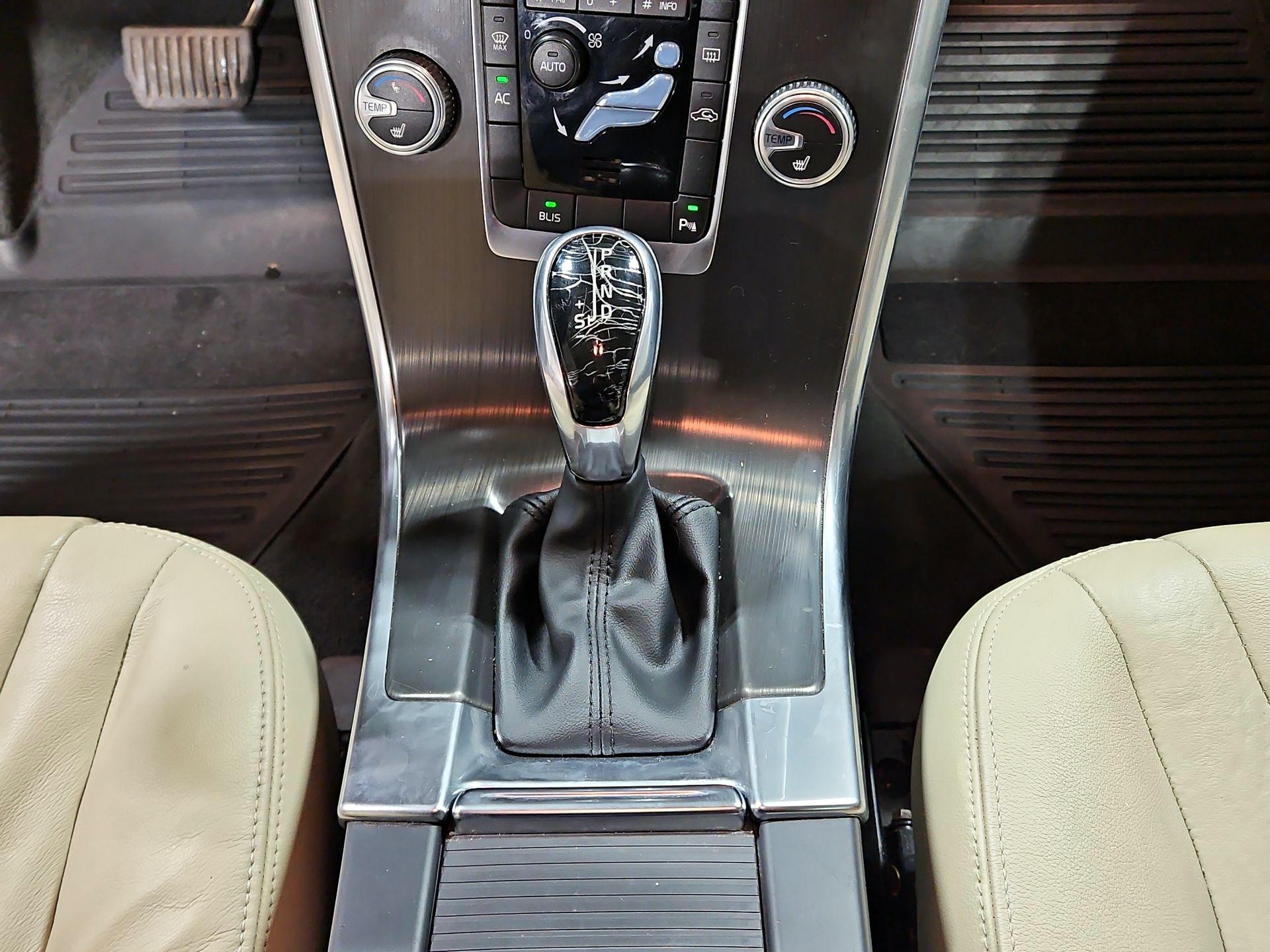 Thumbnail: 2016 Volvo XC60 - 16