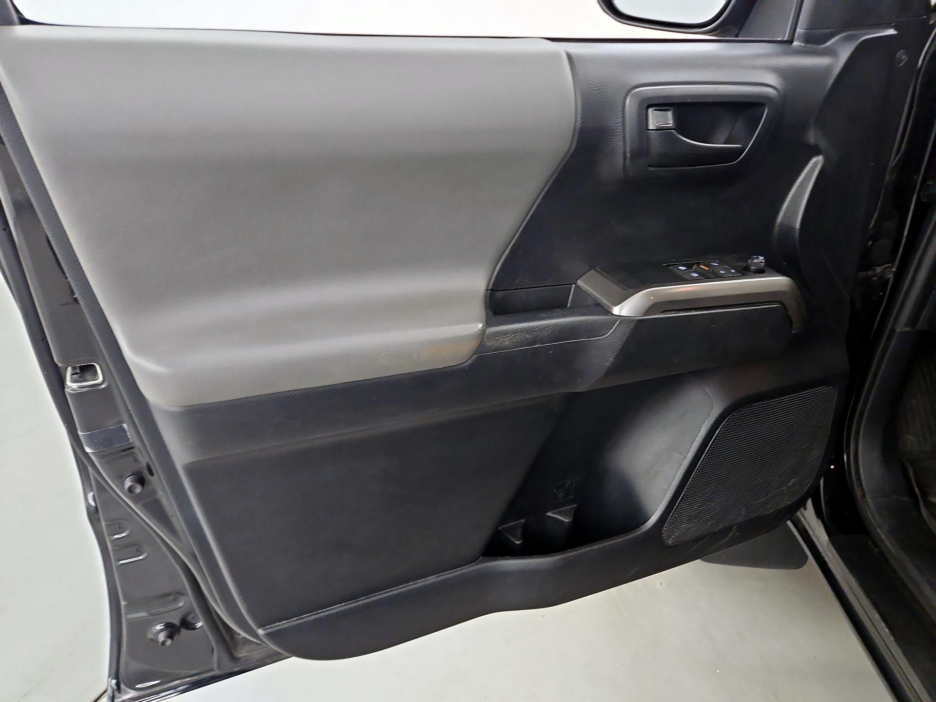 Thumbnail: 2019 Toyota Tacoma - 12