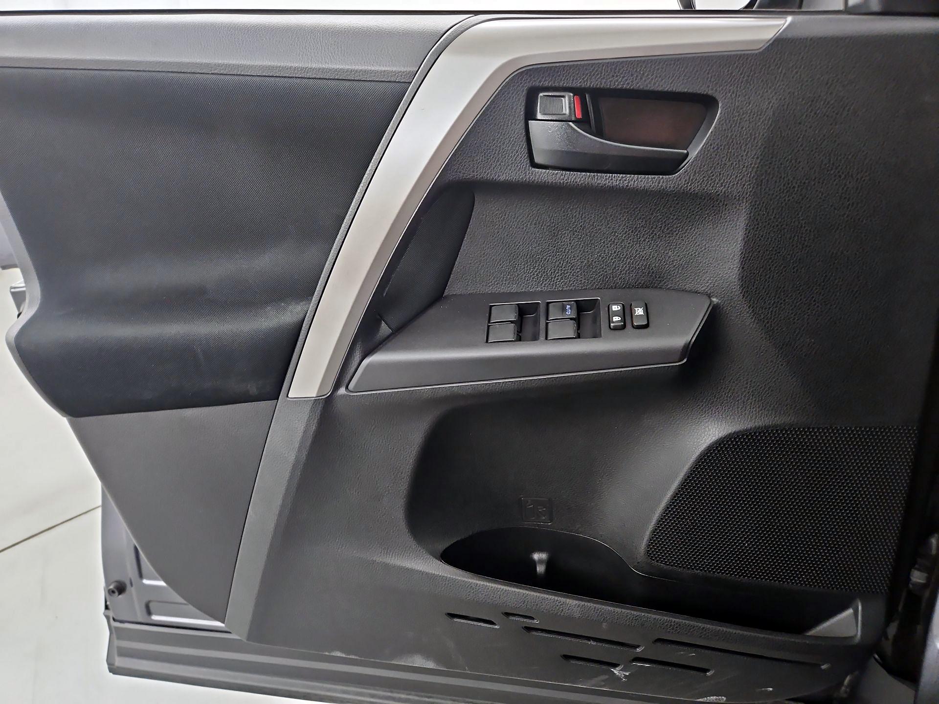 Thumbnail: 2018 Toyota RAV4 - 12