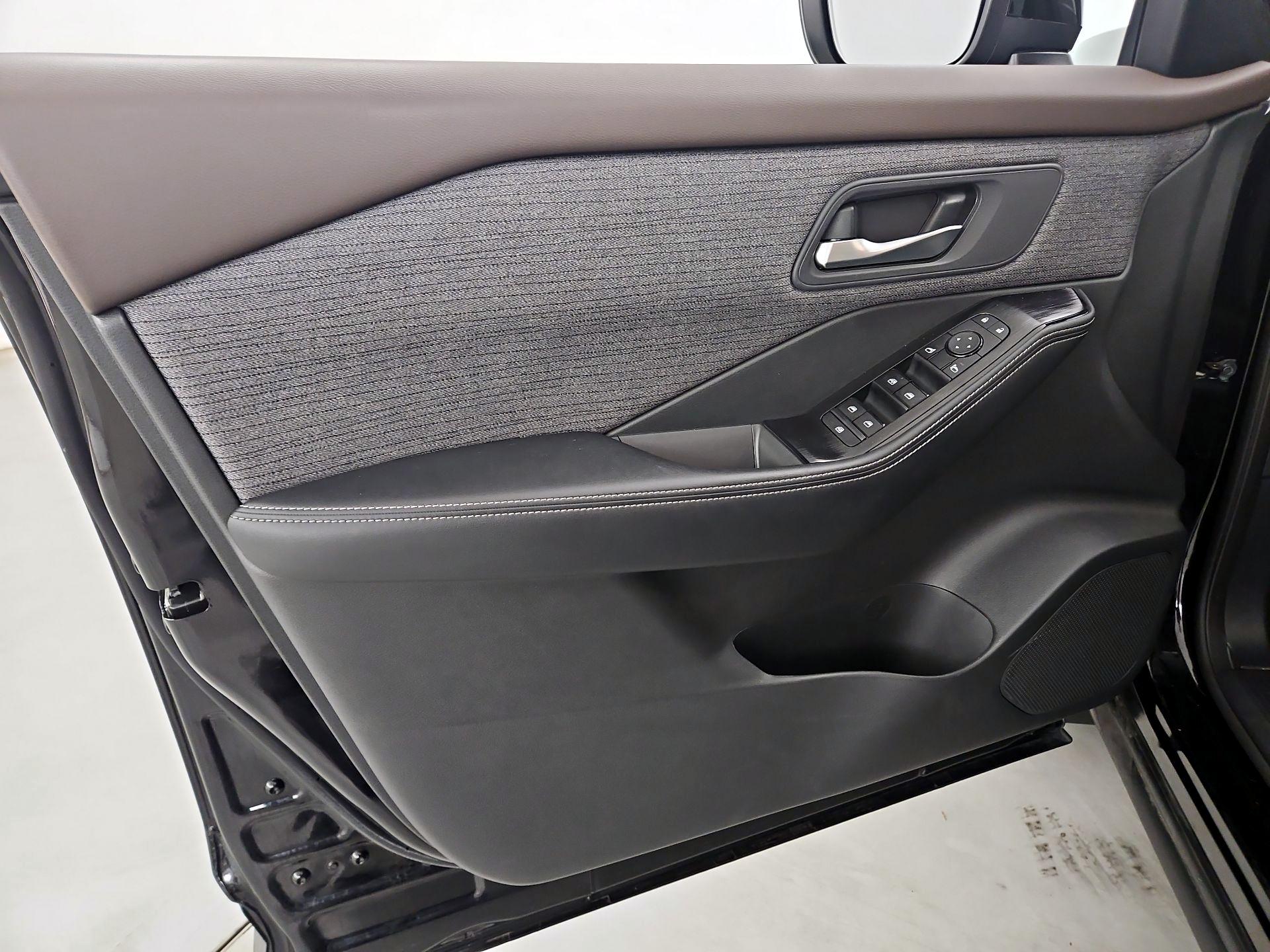 Thumbnail: 2022 Nissan Rogue - 12