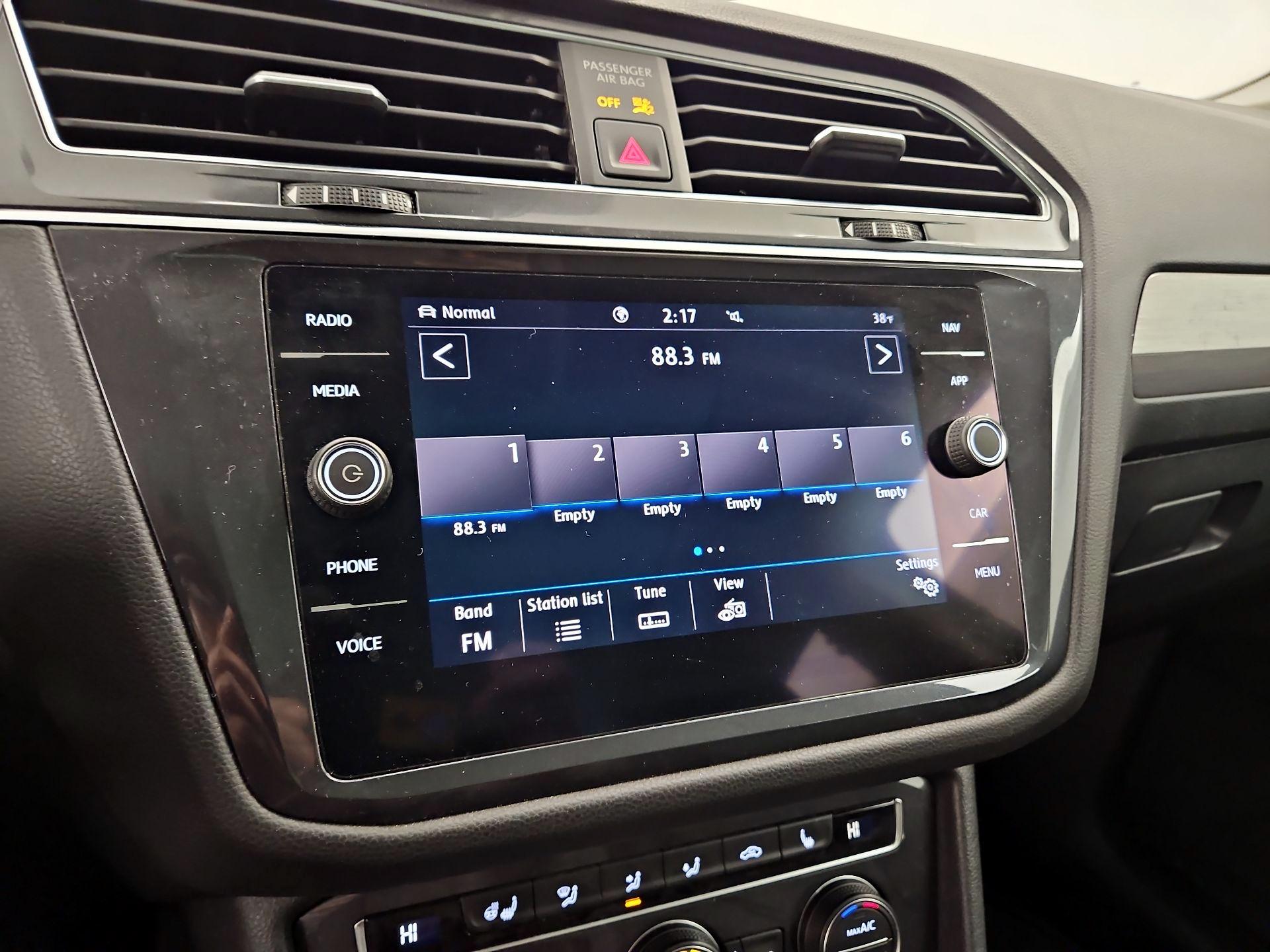 Thumbnail: 2020 Volkswagen Tiguan - 16