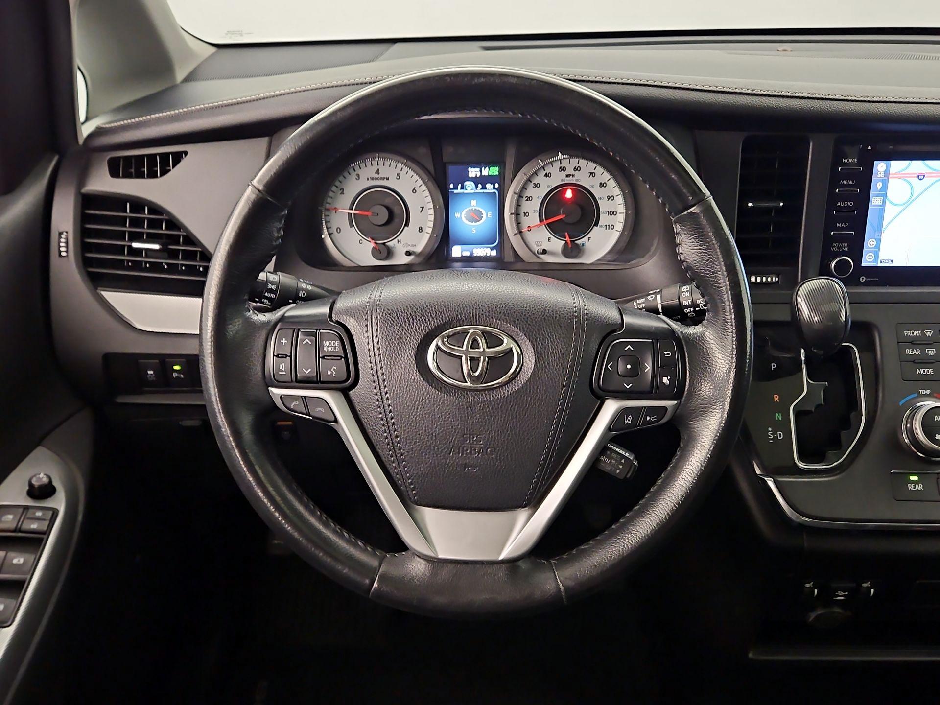 Thumbnail: 2019 Toyota Sienna - 10