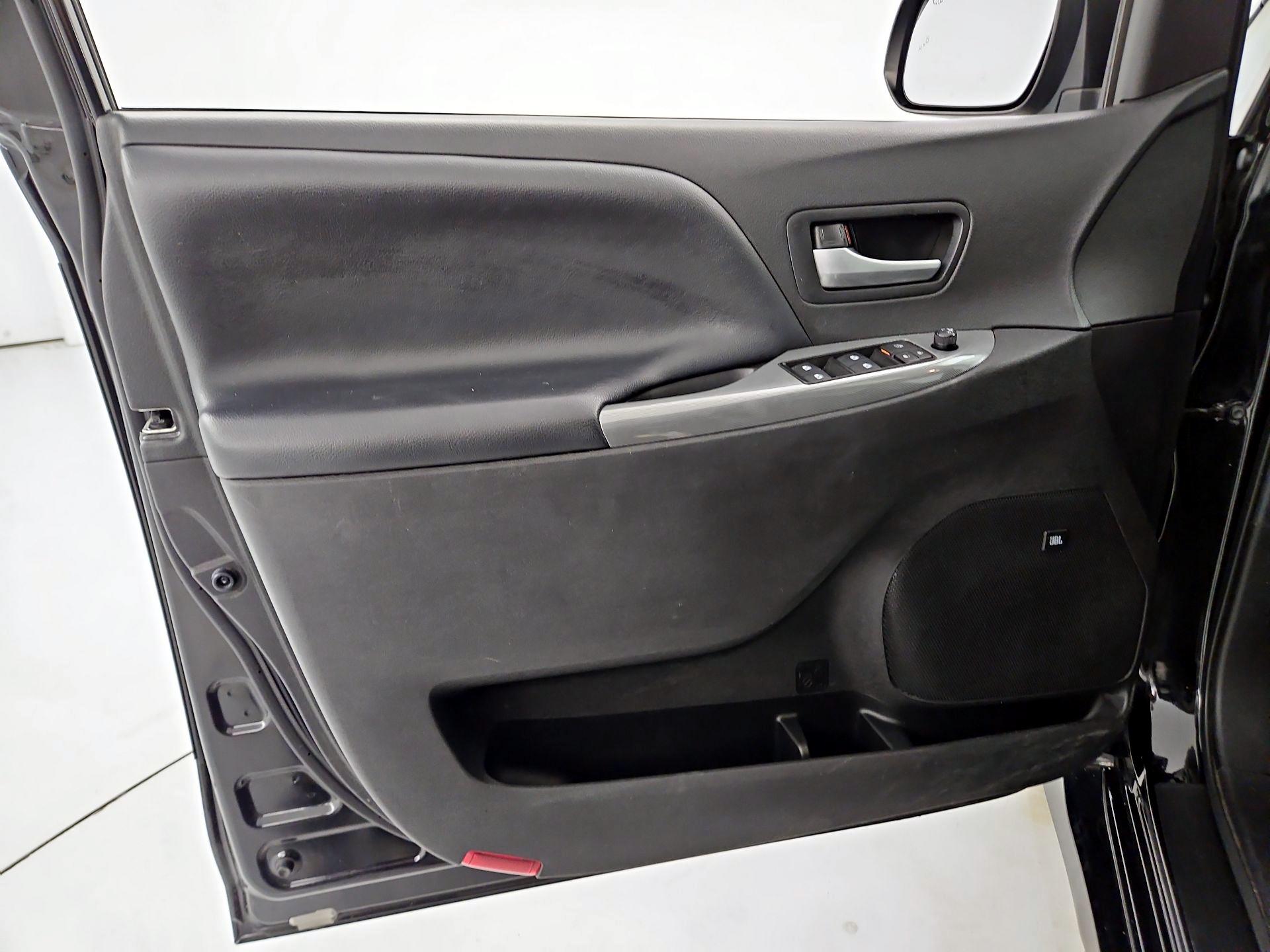 Thumbnail: 2019 Toyota Sienna - 12