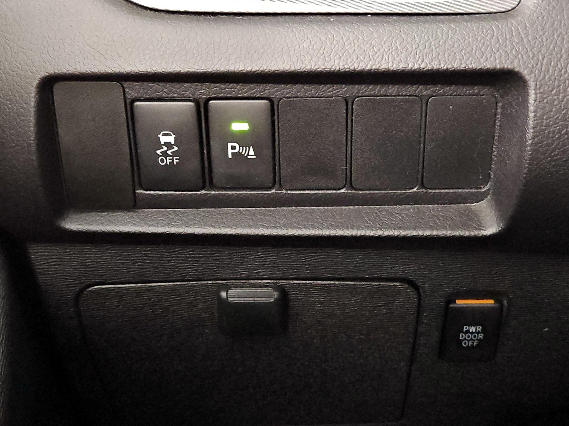 Thumbnail: 2019 Toyota Sienna - 13