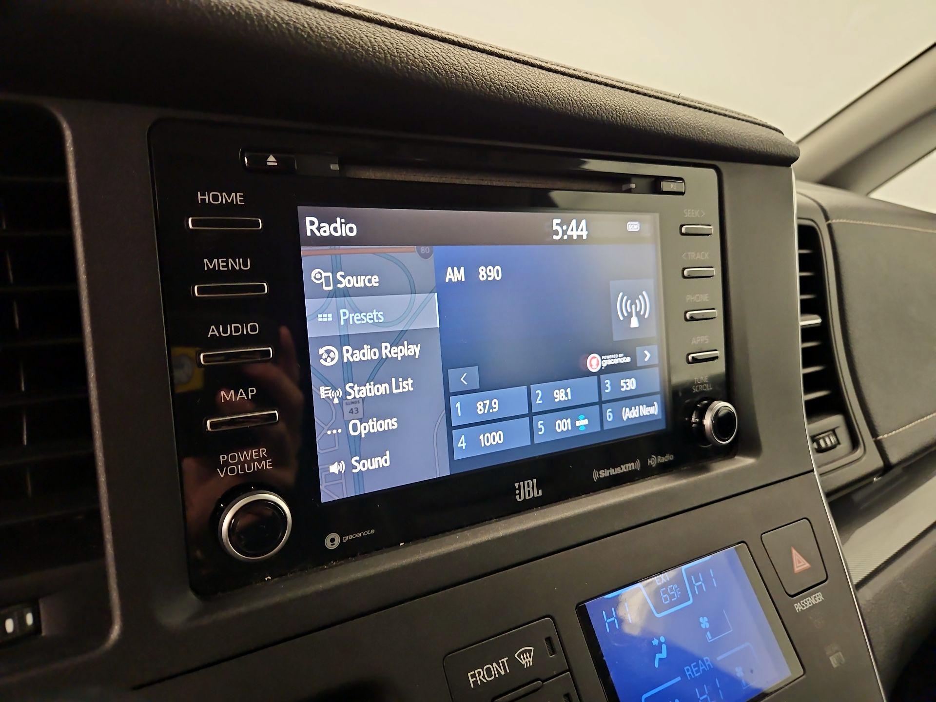 Thumbnail: 2019 Toyota Sienna - 16