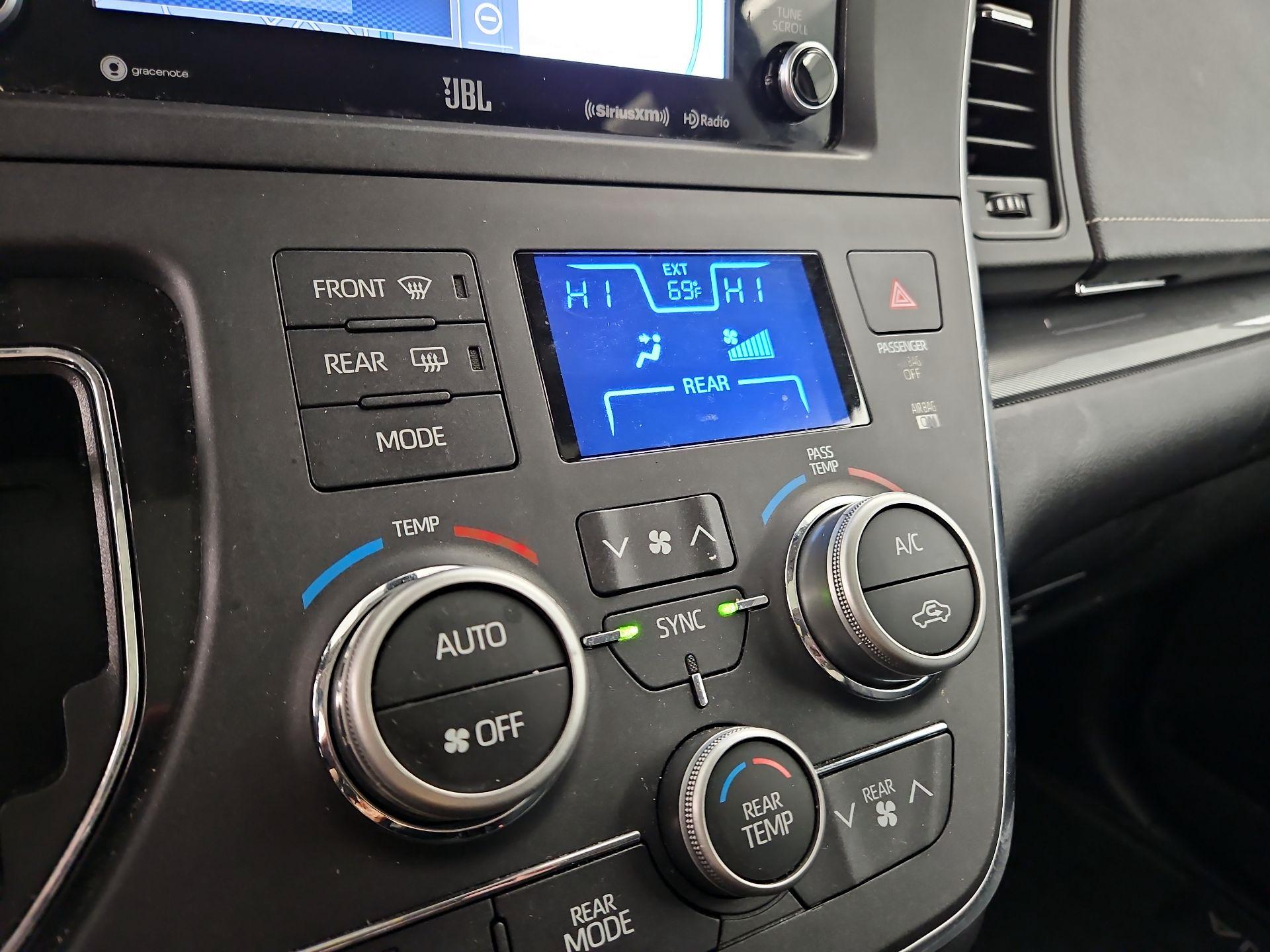 Thumbnail: 2019 Toyota Sienna - 17