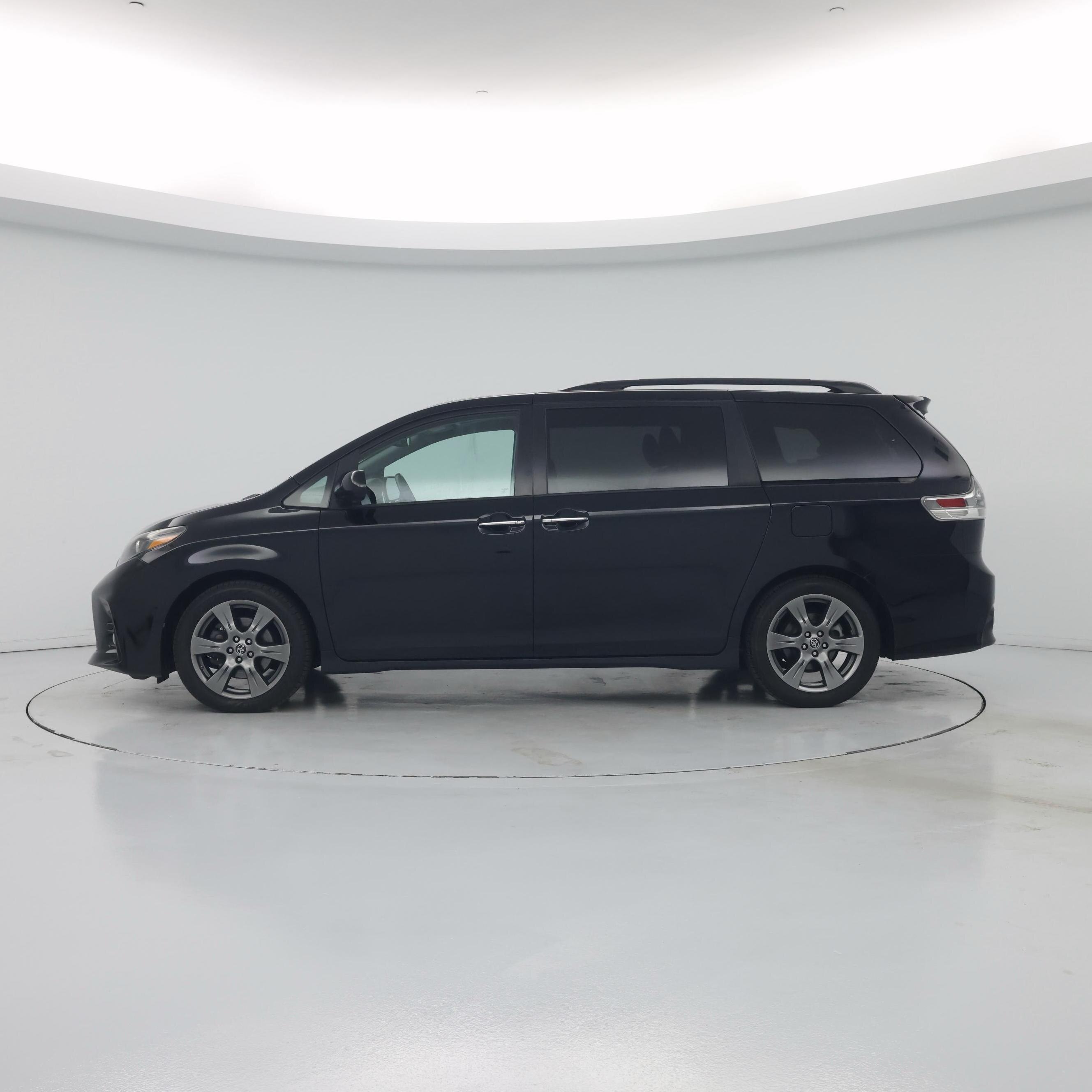 Thumbnail: 2019 Toyota Sienna - 3