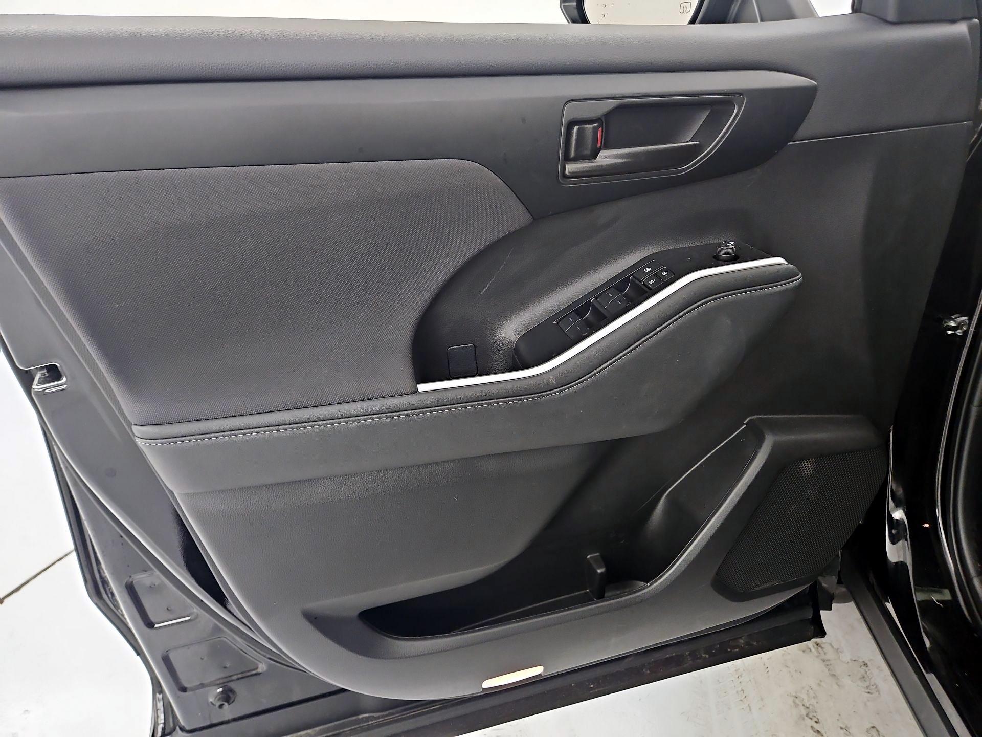 Thumbnail: 2023 Toyota Highlander - 12